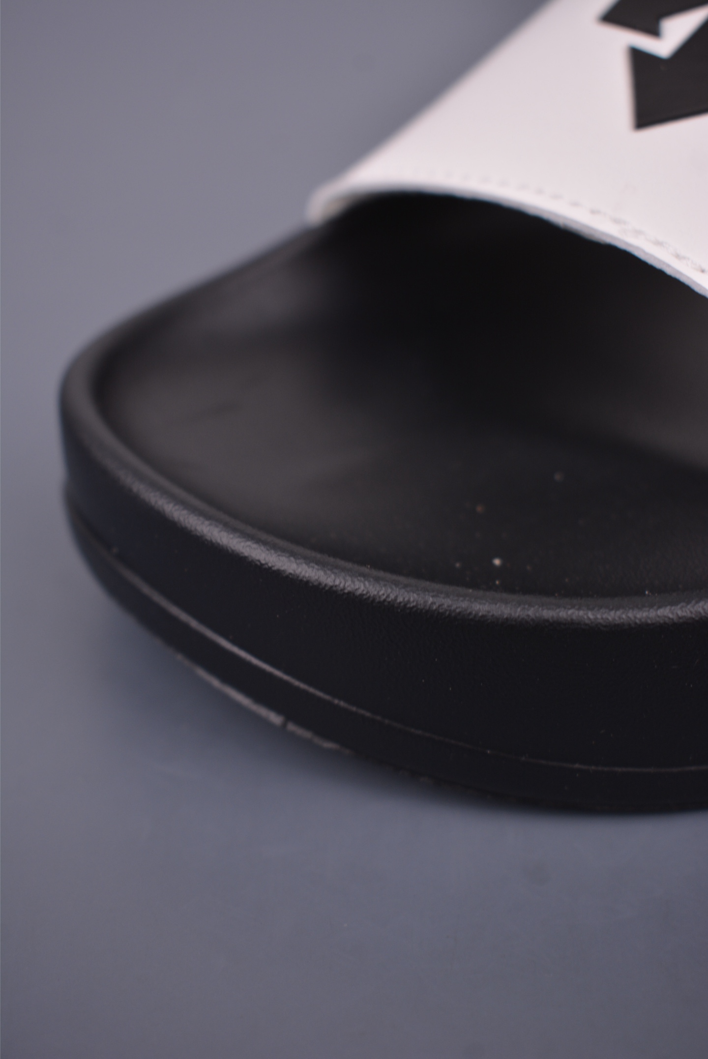 迪桑特DESCENTE Lcing Nars 百搭柔软 防滑一字拖鞋  SP322LSD91