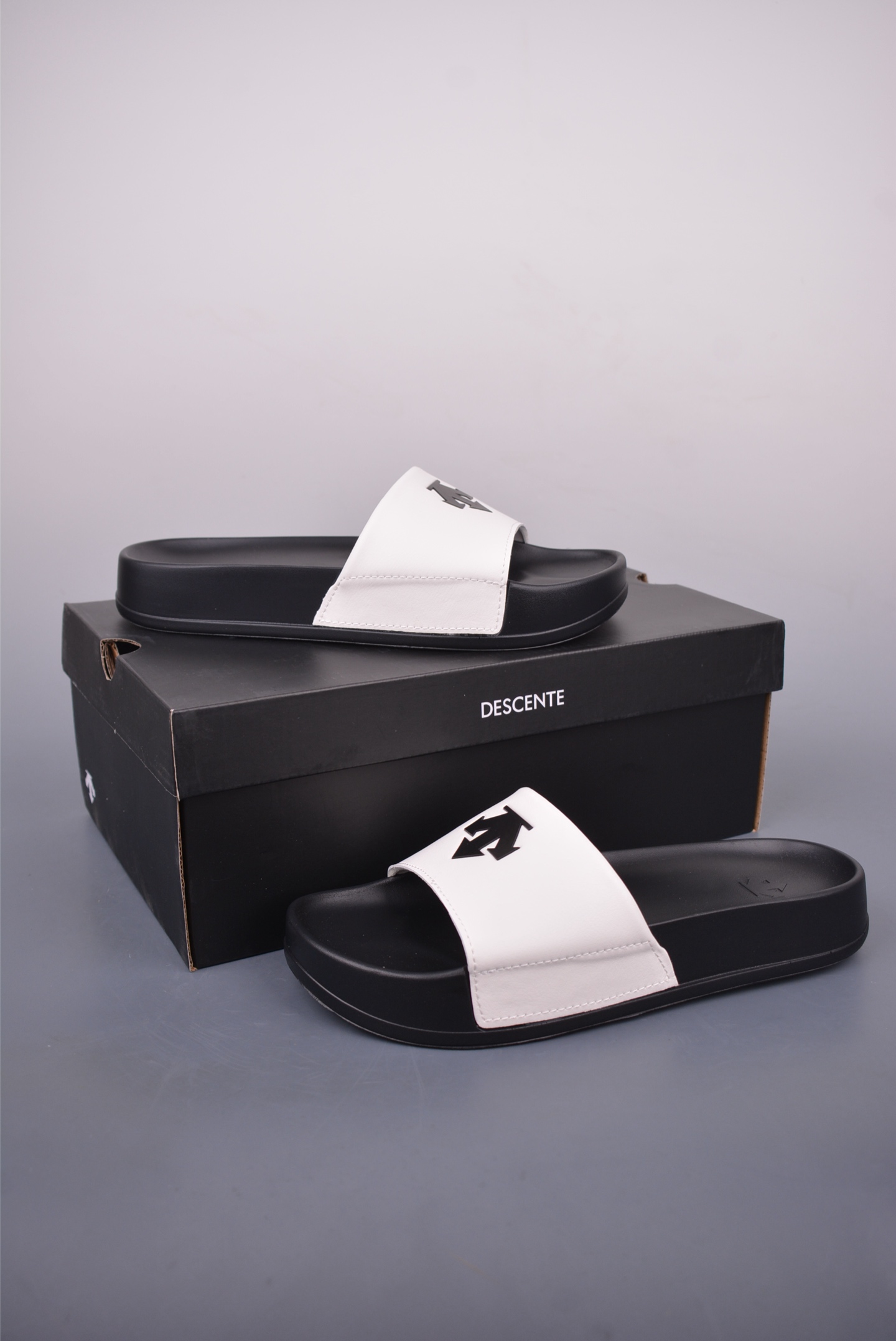 迪桑特DESCENTE Lcing Nars 百搭柔软 防滑一字拖鞋  SP322LSD91