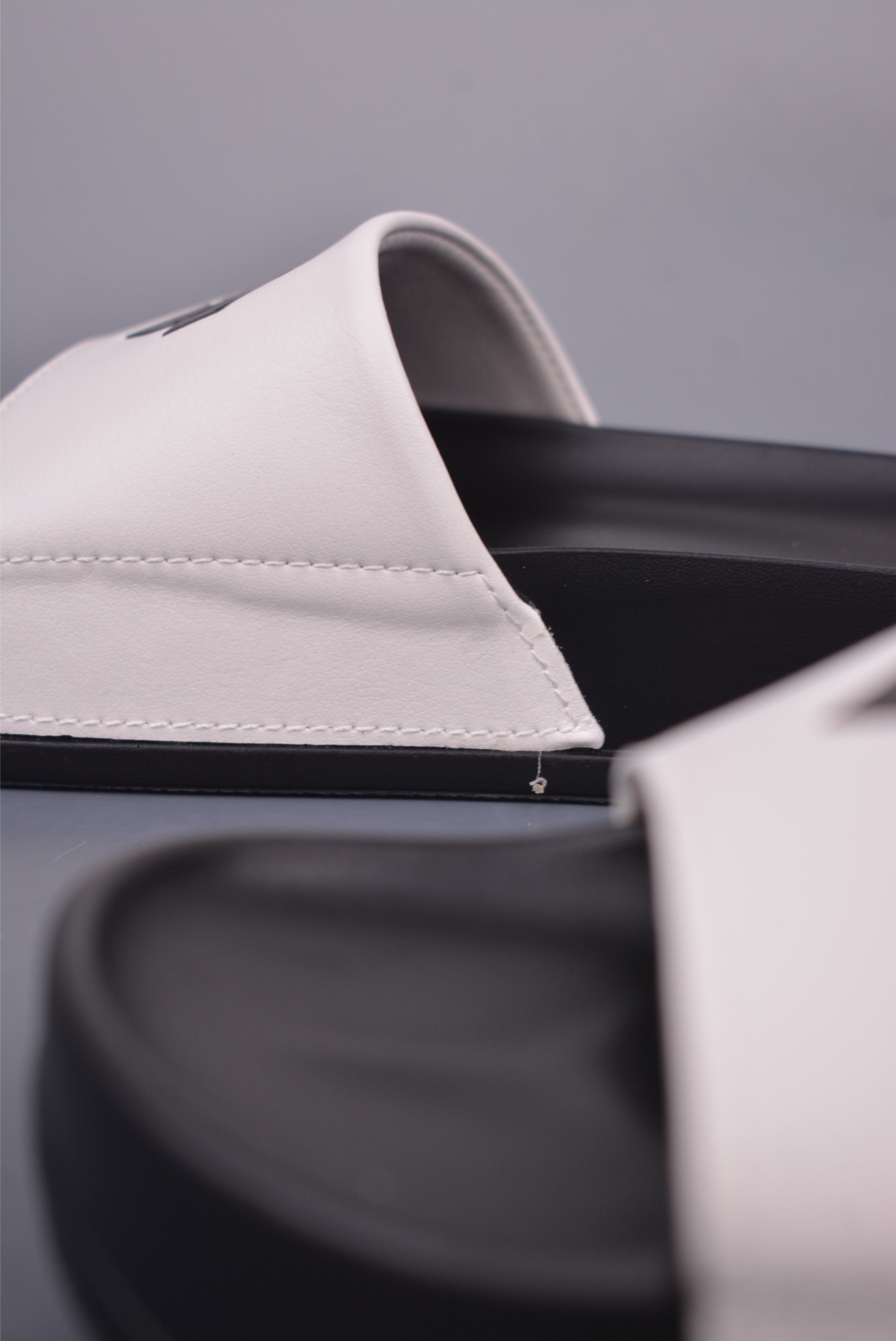 迪桑特DESCENTE Lcing Nars 百搭柔软 防滑一字拖鞋  SP322LSD91