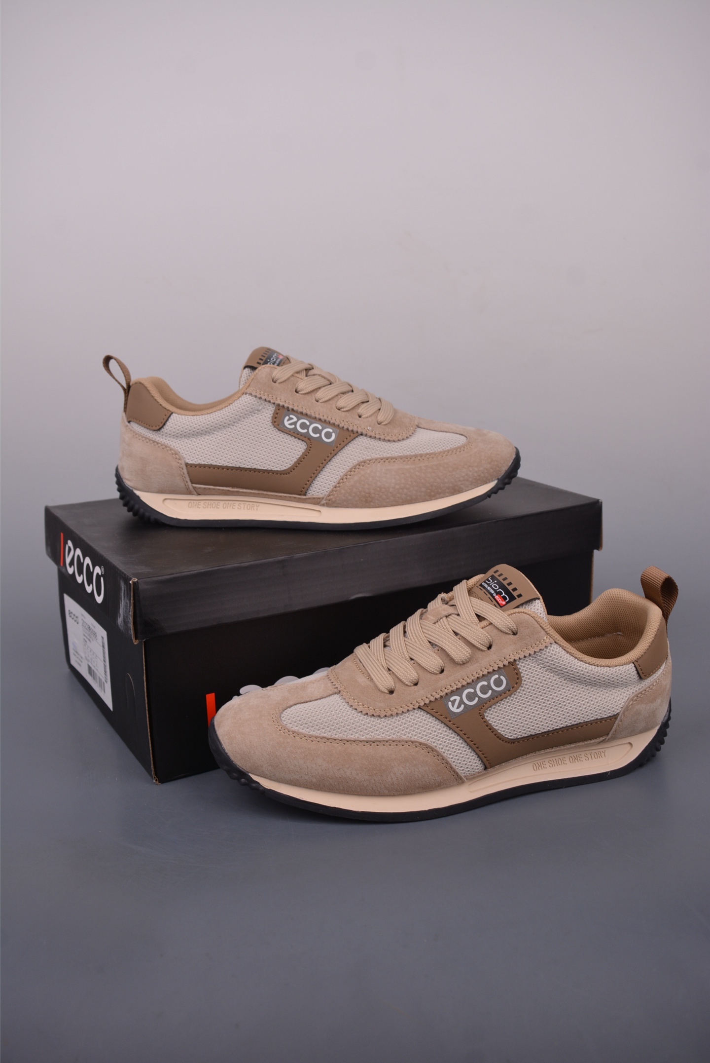 Ecco Men's Lightweight Leather Sneakers - Breathable, Flexible, and Durable