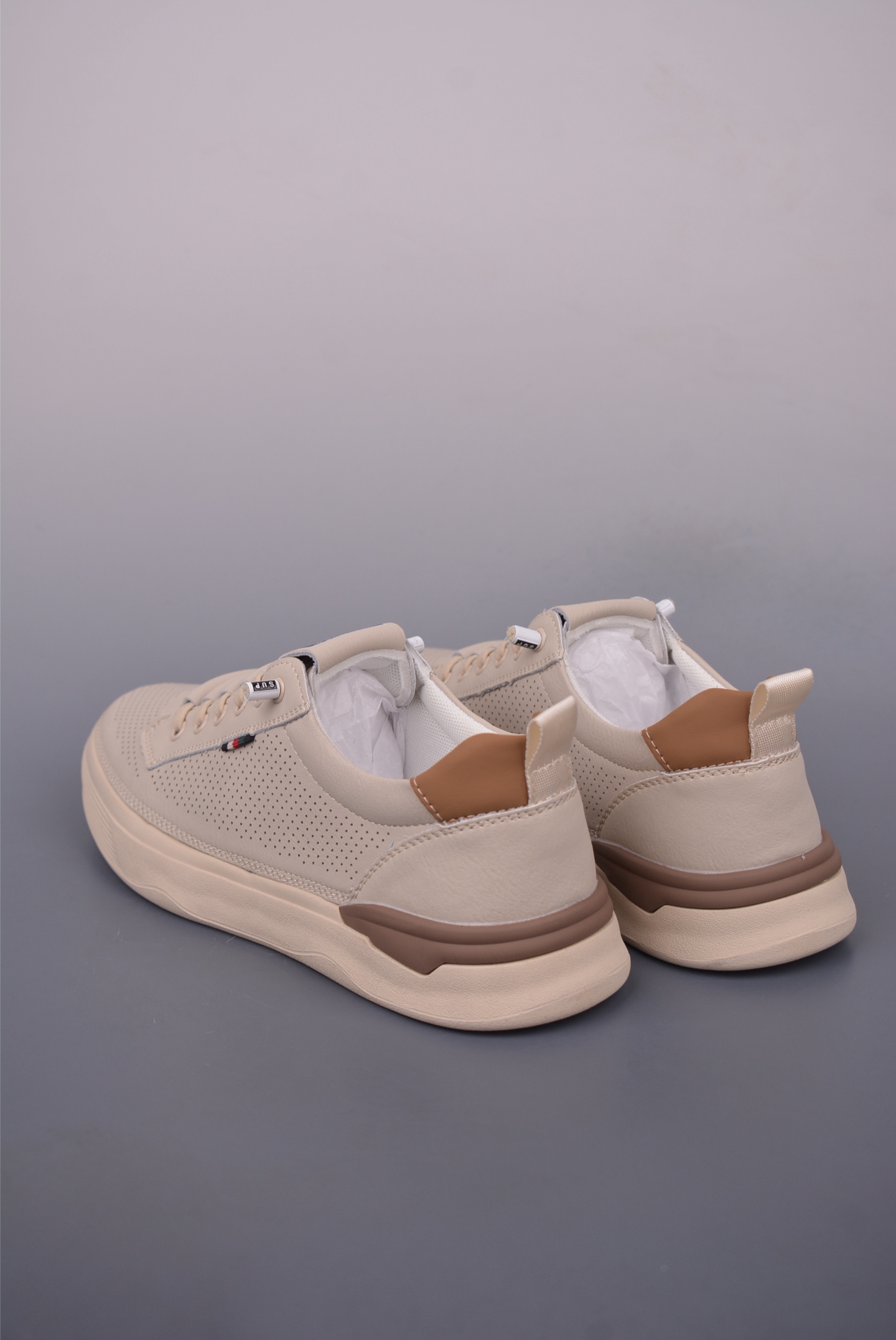 ECCO Men's Lightweight Leather Sneakers - Comfortable & Stylish Casual Shoes 2 i1749593775330 9763 0 1