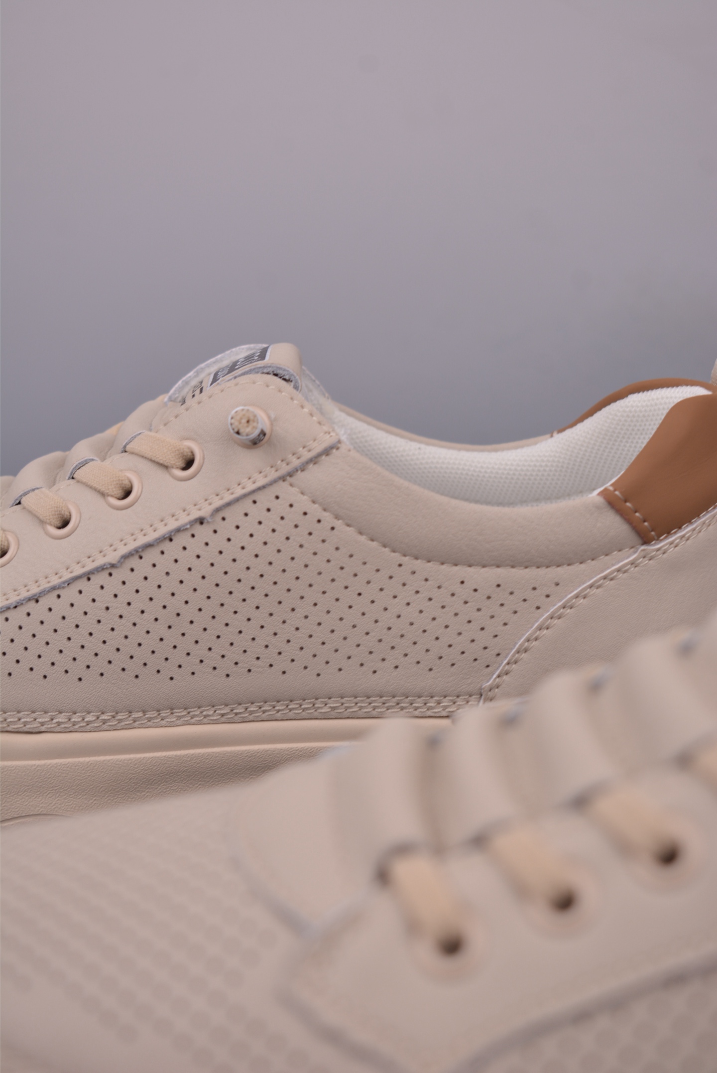 ECCO Men's Lightweight Leather Sneakers - Comfortable & Stylish Casual Shoes 8 i1749593775380 6761 0 7