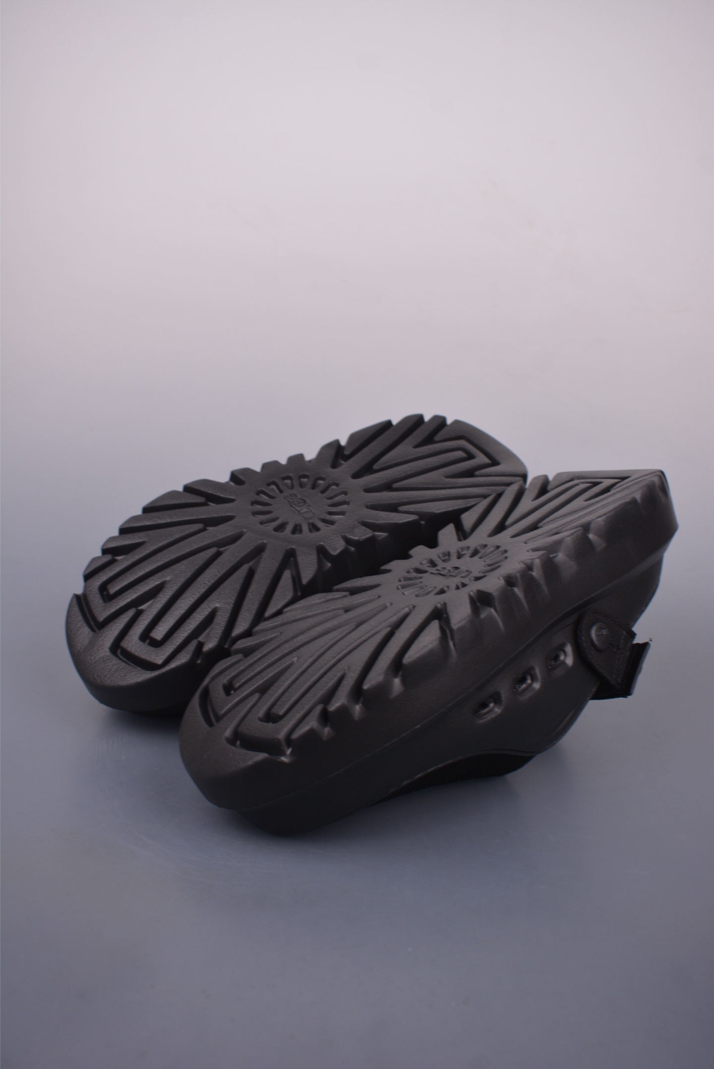 UGG夏季新款雪之答案SKTA 厚底增高舒适轻便透气洞洞鞋 M25188-Chinese UA Cheap High Quatity Brand Clothes Bags handbags Sneakers wholesale wholesaler seller from China Factory suppliers Fashion Clothing Shoes best Quality Beautiful Price UGG夏季新款雪之答案SKTA 厚底增高舒适轻便透气洞洞鞋 M25188