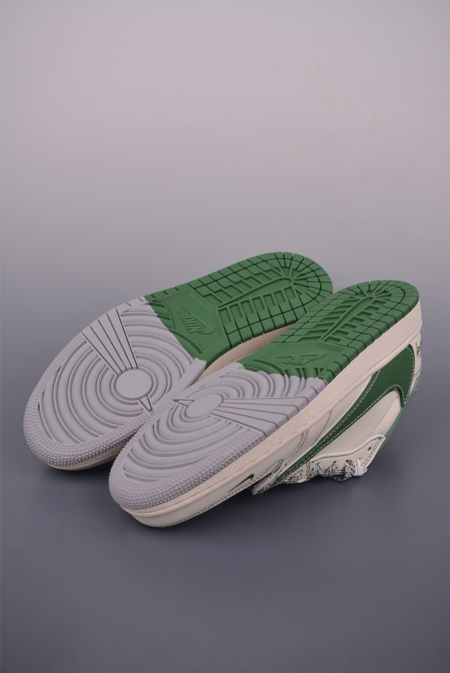 Fragment x Travis Scott x 斯图西 Air Jordan 1 Low 三方联名倒钩 XF8698-073-莆田鞋,莆田鞋货源,高仿鞋,高仿鞋货源,安福档口,莆田高仿鞋,莆田鞋批发,高仿鞋批发,莆田高仿运动鞋,高仿运动鞋,莆田运动鞋 Fragment x Travis Scott x 斯图西 Air Jordan 1 Low 三方联名倒钩 XF8698-073