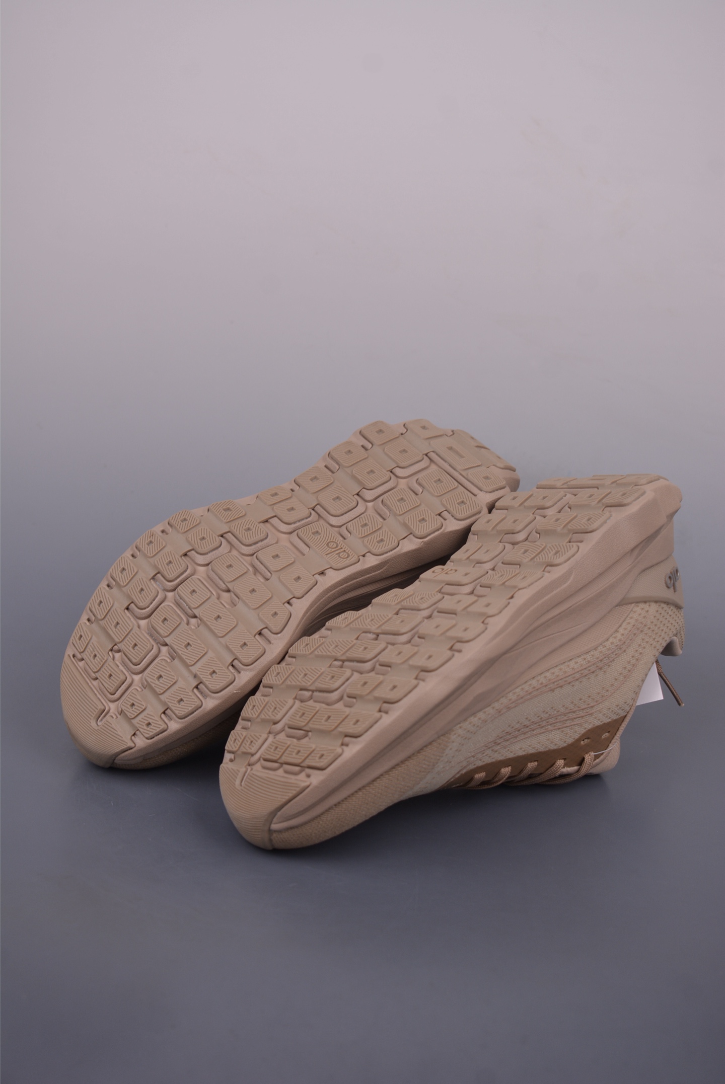 Alo Yoga Runner Mode Sneakers - Comfortable, Slip-Resistant, Low-Profile Design 3 i1749762799357 4677 0 2