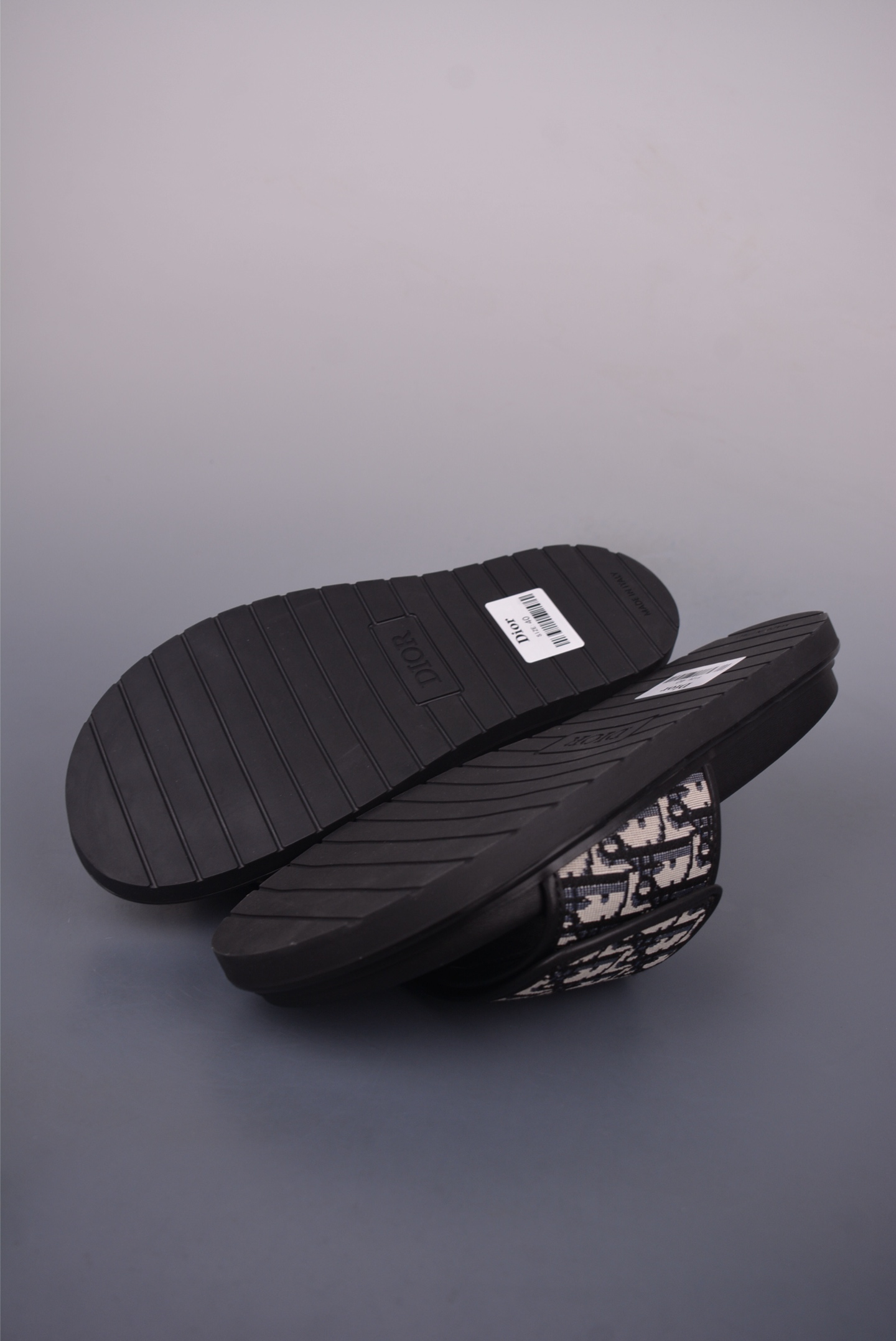 Dior H-Town Oblique Slides: Iconic Style, Supreme Comfort, and Adjustable Fit 3 i1749766886985 8915 0 2