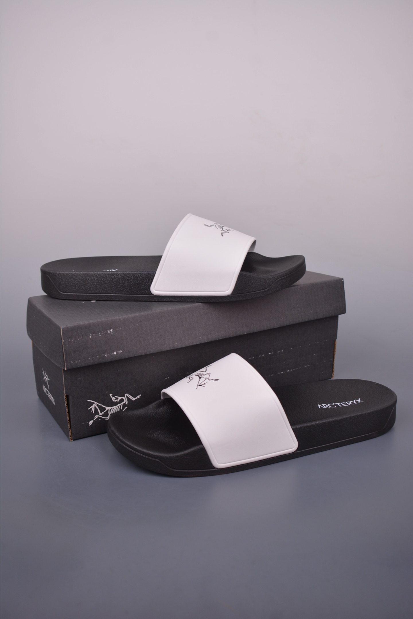 Arc'teryx Men's White and Black Slide Sandal, Comfortable and Supportive Design 2 i1749767403566 6214 0 0