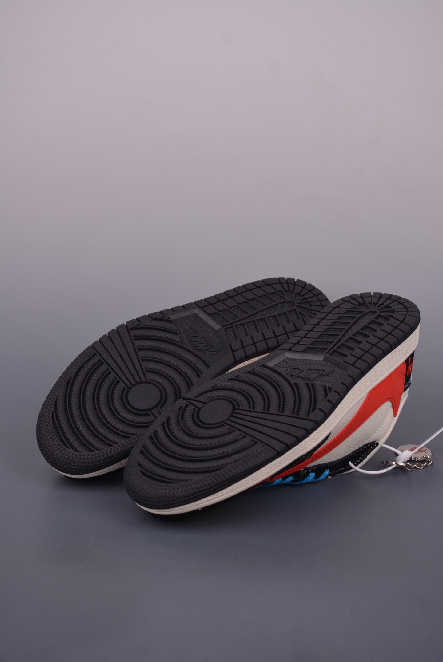 Fragment x Travis Scott x Diy Air Jordan 1 Low 三方联名倒钩 XB197933-莆田鞋,莆田鞋货源,高仿鞋,高仿鞋货源,安福档口,莆田高仿鞋,莆田鞋批发,高仿鞋批发,莆田高仿运动鞋,高仿运动鞋,莆田运动鞋 Fragment x Travis Scott x Diy Air Jordan 1 Low 三方联名倒钩 XB197933