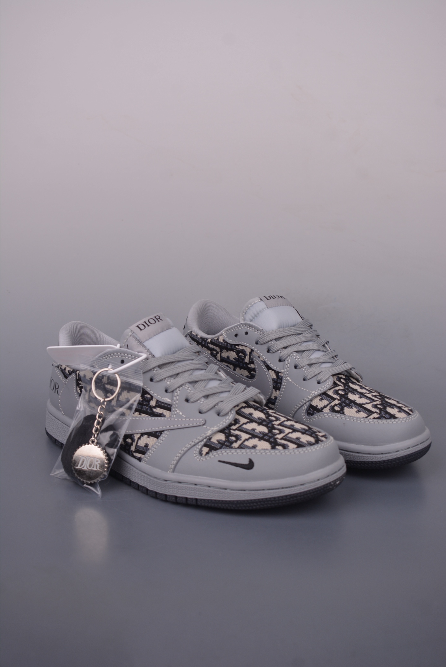 Dior Air Jordan 1 Low: Stylish, comfortable sneakers with iconic Dior design. 2 i1749768048058 4148 0 0
