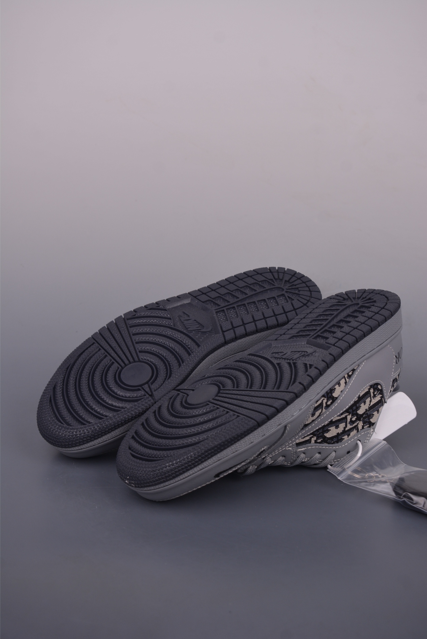 Dior Air Jordan 1 Low: Stylish, comfortable sneakers with iconic Dior design. 4 i1749768048092 743 0 2