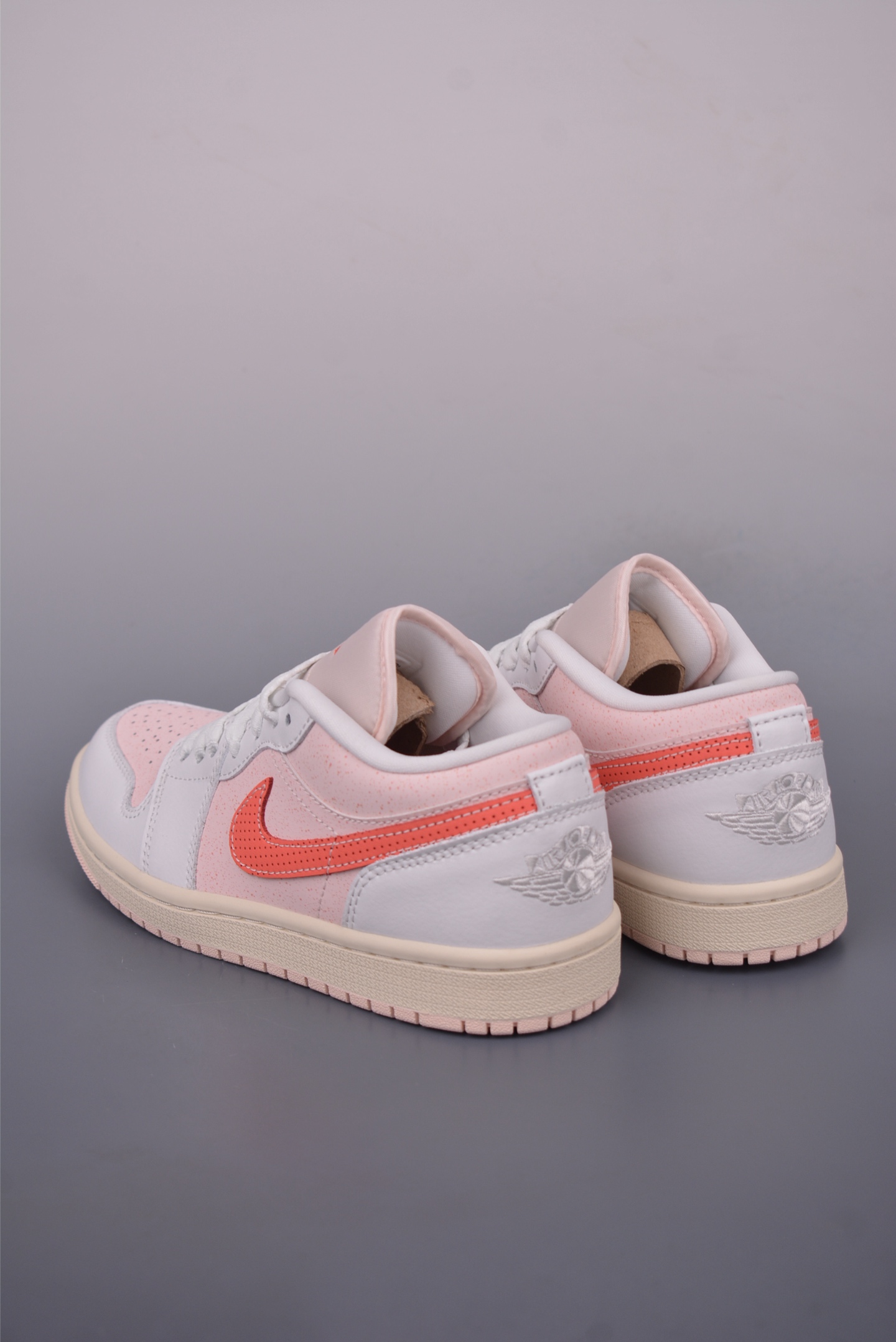 原装裸鞋级 市面最高工艺产物 Air Jordan 1 Low白粉 IB8156-133