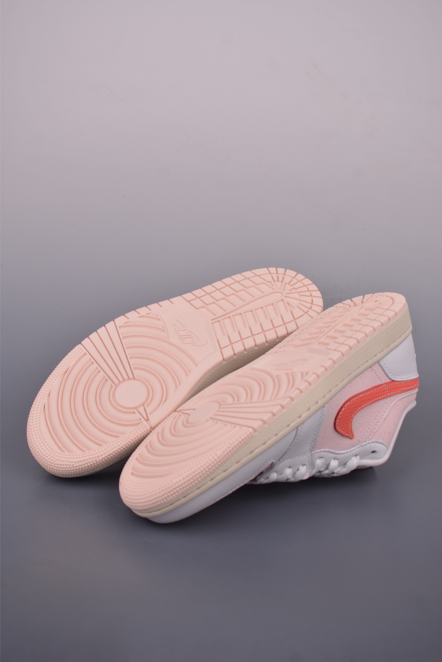 原装裸鞋级 市面最高工艺产物 Air Jordan 1 Low白粉 IB8156-133