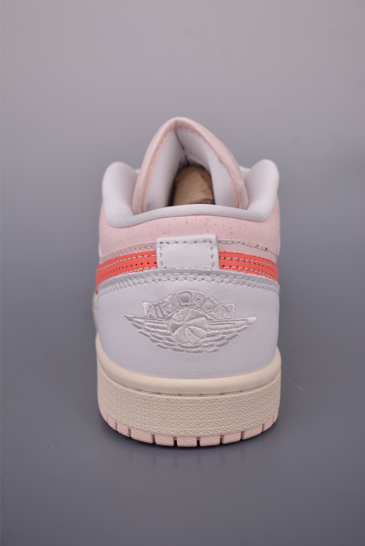 原装裸鞋级 市面最高工艺产物 Air Jordan 1 Low白粉 IB8156-133
