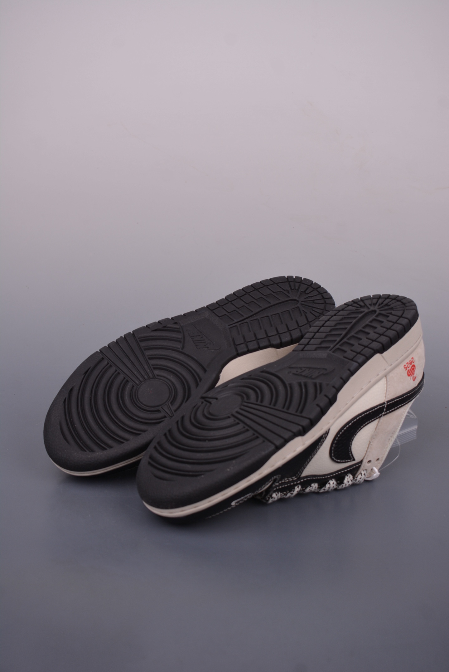 Nike SB Dunk Low DIY Sneakers - Premium Quality and Unique Design 3 i1750113473501 5523 0 2