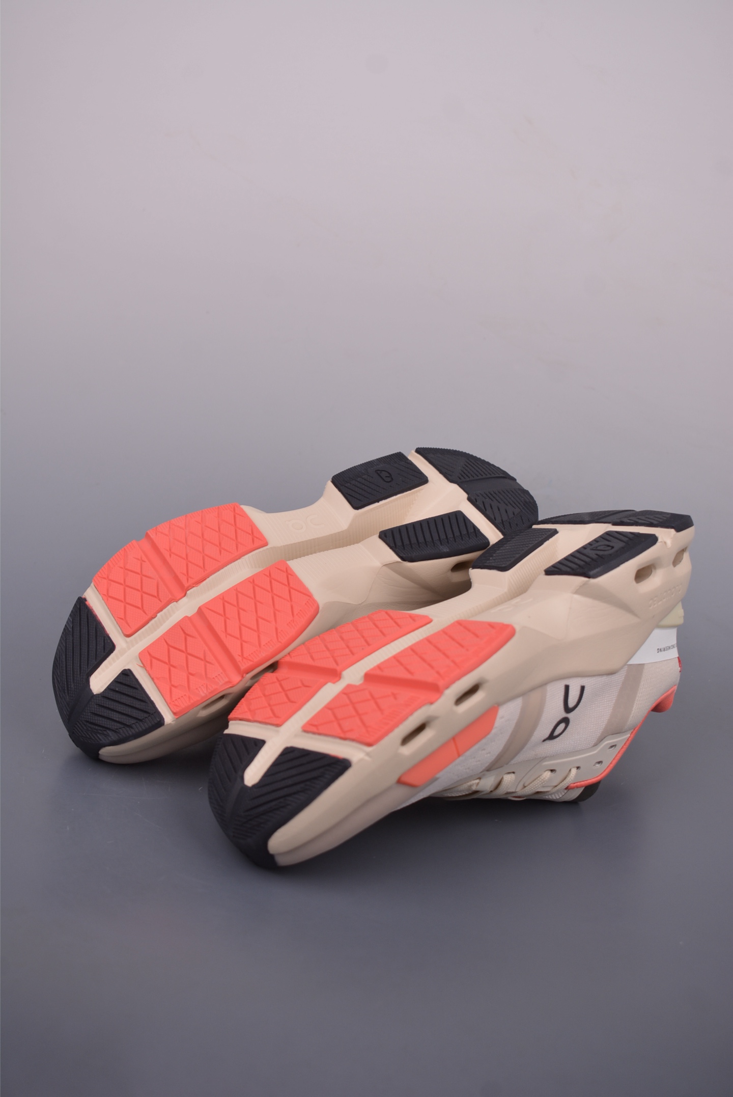 On昂跑 Cloudtilt 2 Waterproof 户外街头机能风跑步鞋 3WD30063106