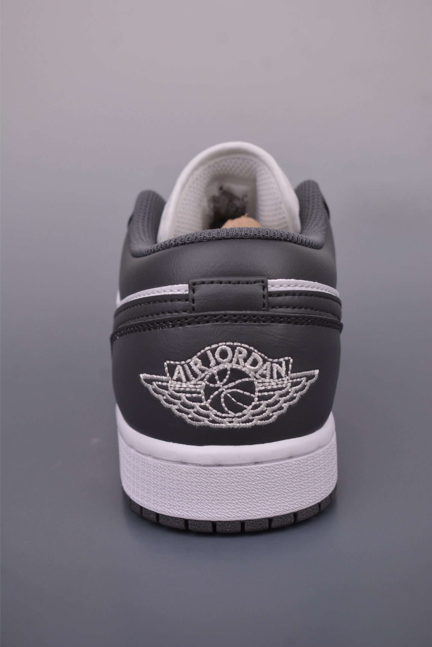 Air Jordan 1 Low 灰白 AJ1乔1低帮休闲板鞋 553558-044-莆田鞋,莆田鞋货源,高仿鞋,高仿鞋货源,安福档口,莆田高仿鞋,莆田鞋批发,高仿鞋批发,莆田高仿运动鞋,高仿运动鞋,莆田运动鞋 Air Jordan 1 Low 灰白 AJ1乔1低帮休闲板鞋 553558-044