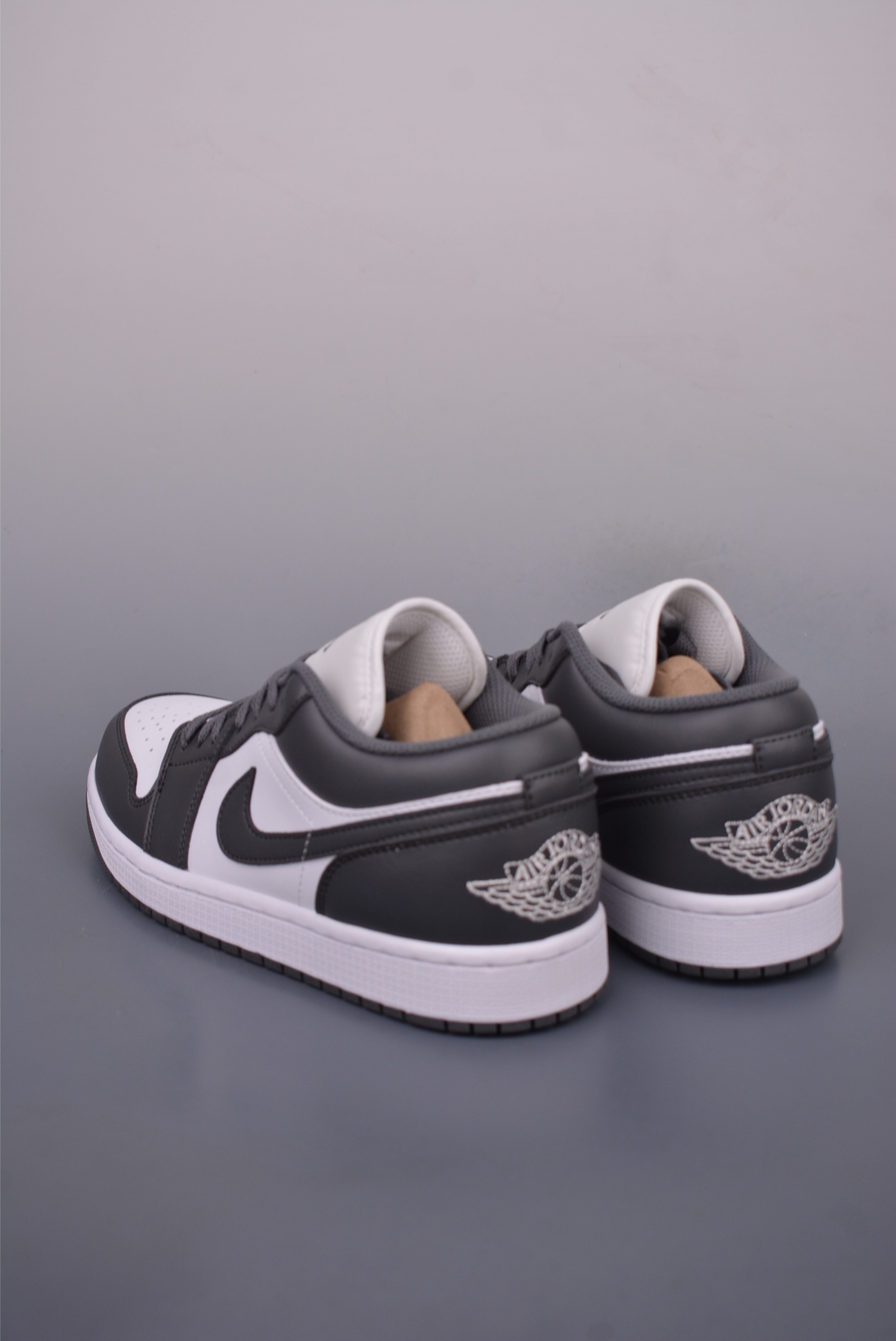 Air Jordan 1 Low 灰白 AJ1乔1低帮休闲板鞋 553558-044-莆田鞋,莆田鞋货源,高仿鞋,高仿鞋货源,安福档口,莆田高仿鞋,莆田鞋批发,高仿鞋批发,莆田高仿运动鞋,高仿运动鞋,莆田运动鞋 Air Jordan 1 Low 灰白 AJ1乔1低帮休闲板鞋 553558-044