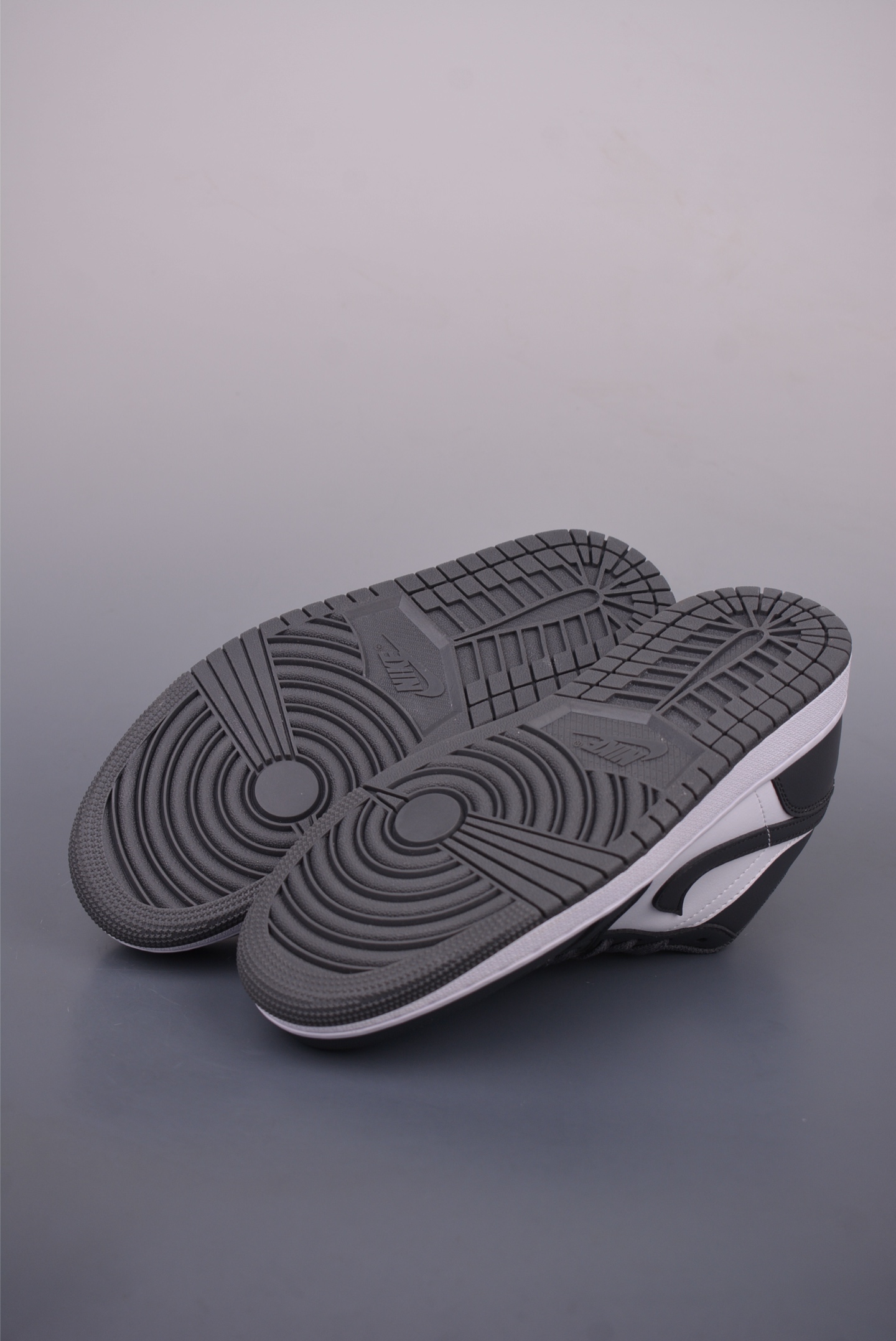 Air Jordan 1 Low 灰白 AJ1乔1低帮休闲板鞋 553558-044-莆田鞋,莆田鞋货源,高仿鞋,高仿鞋货源,安福档口,莆田高仿鞋,莆田鞋批发,高仿鞋批发,莆田高仿运动鞋,高仿运动鞋,莆田运动鞋 Air Jordan 1 Low 灰白 AJ1乔1低帮休闲板鞋 553558-044