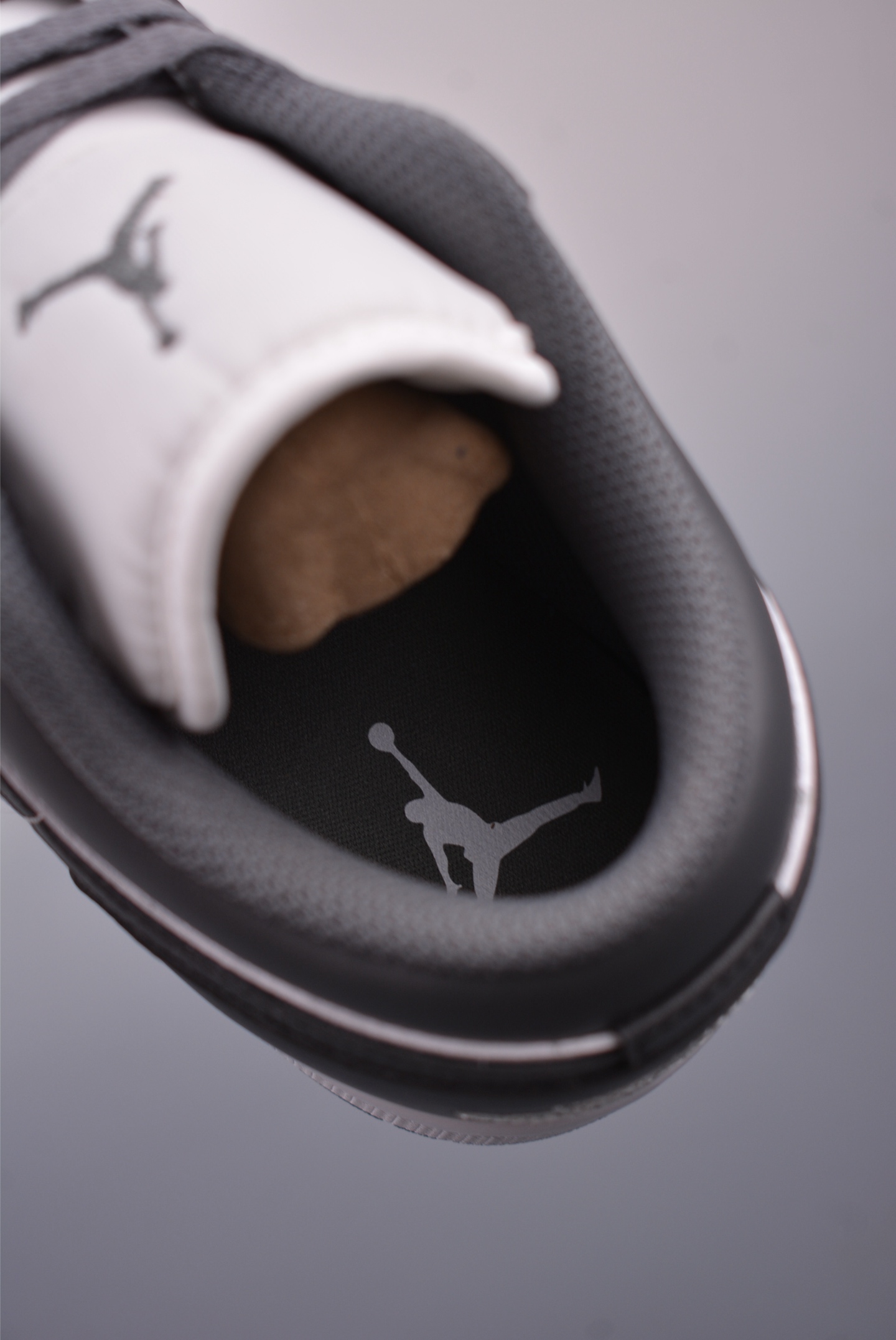 Air Jordan 1 Low 灰白 AJ1乔1低帮休闲板鞋 553558-044-莆田鞋,莆田鞋货源,高仿鞋,高仿鞋货源,安福档口,莆田高仿鞋,莆田鞋批发,高仿鞋批发,莆田高仿运动鞋,高仿运动鞋,莆田运动鞋 Air Jordan 1 Low 灰白 AJ1乔1低帮休闲板鞋 553558-044