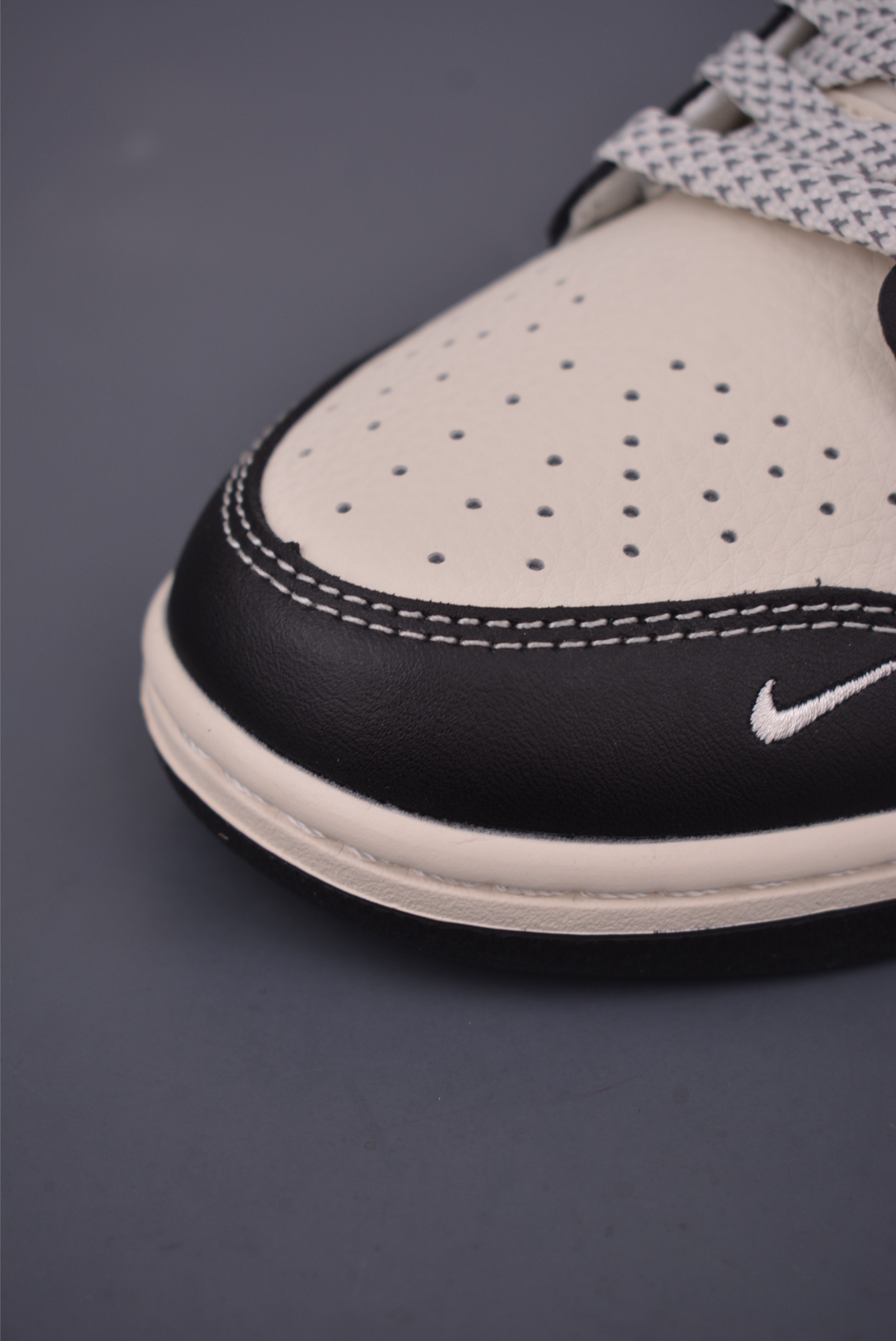 Louis Vuitton x Nike SB Dunk Low Custom Sneakers Premium Leather 7 i1750289493088 2098 0 5