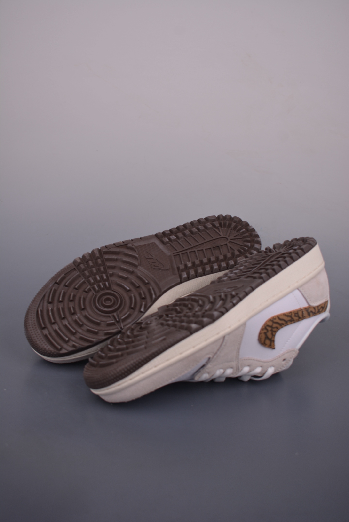 Air Jordan 1 Low 白棕高尔夫 AJ1乔1低帮休闲板鞋 DD9315-116-莆田鞋,莆田鞋货源,高仿鞋,高仿鞋货源,安福档口,莆田高仿鞋,莆田鞋批发,高仿鞋批发,莆田高仿运动鞋,高仿运动鞋,莆田运动鞋 Air Jordan 1 Low 白棕高尔夫 AJ1乔1低帮休闲板鞋 DD9315-116