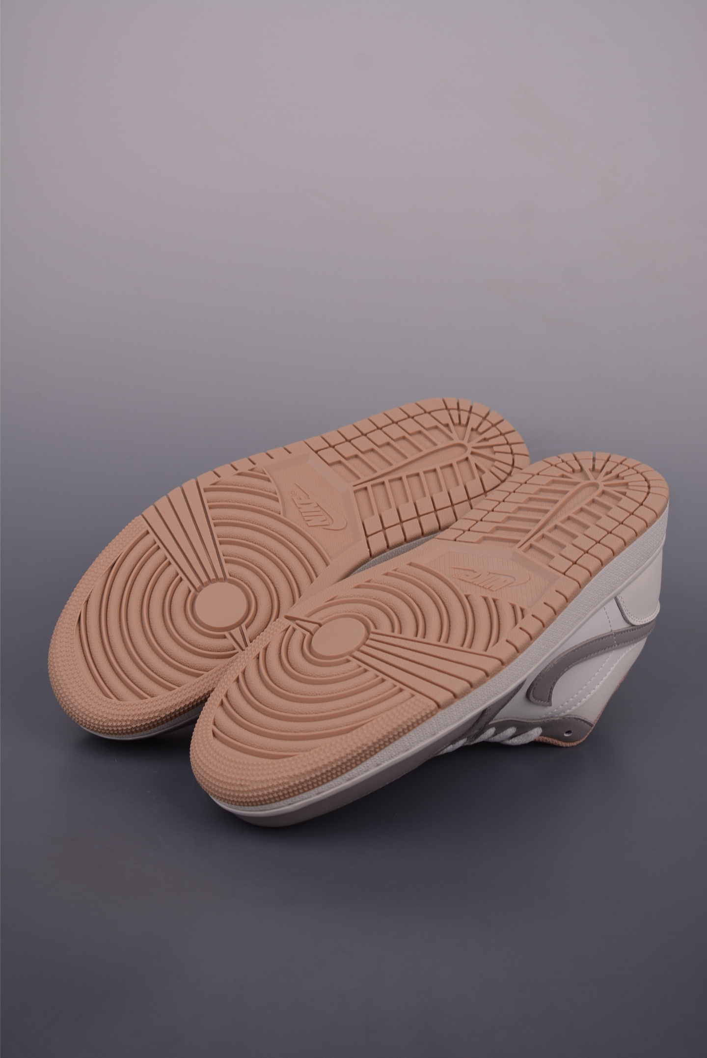 Air Jordan 1 Low 米灰 AJ1乔1低帮休闲板鞋 553558-169-莆田鞋,莆田鞋货源,高仿鞋,高仿鞋货源,安福档口,莆田高仿鞋,莆田鞋批发,高仿鞋批发,莆田高仿运动鞋,高仿运动鞋,莆田运动鞋 Air Jordan 1 Low 米灰 AJ1乔1低帮休闲板鞋 553558-169