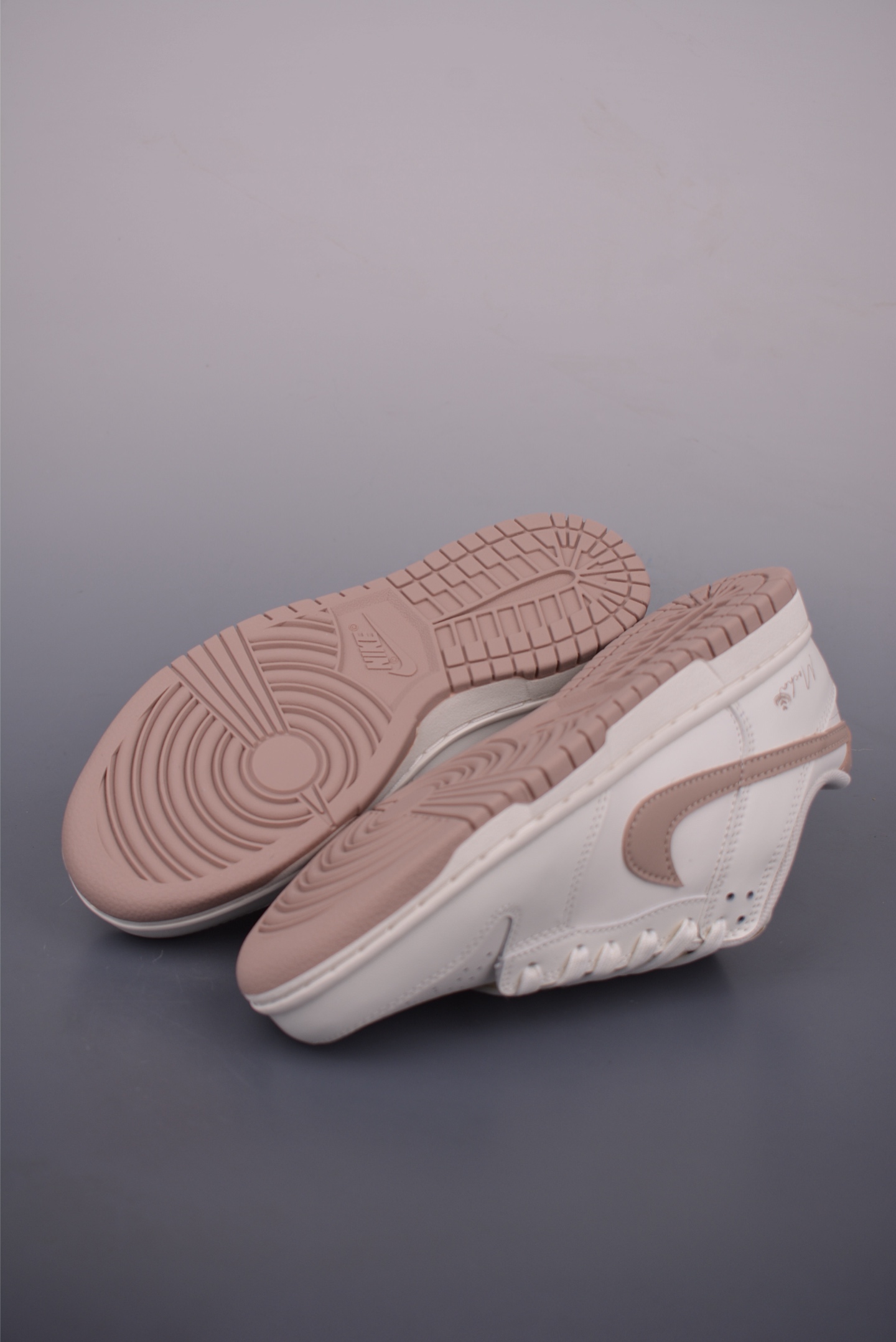 Nike SB Dunk Low 'Just Do It' Cream/Pink Leather Sneakers - Fashionable Shoes 4 i1750452308388 4597 0 2