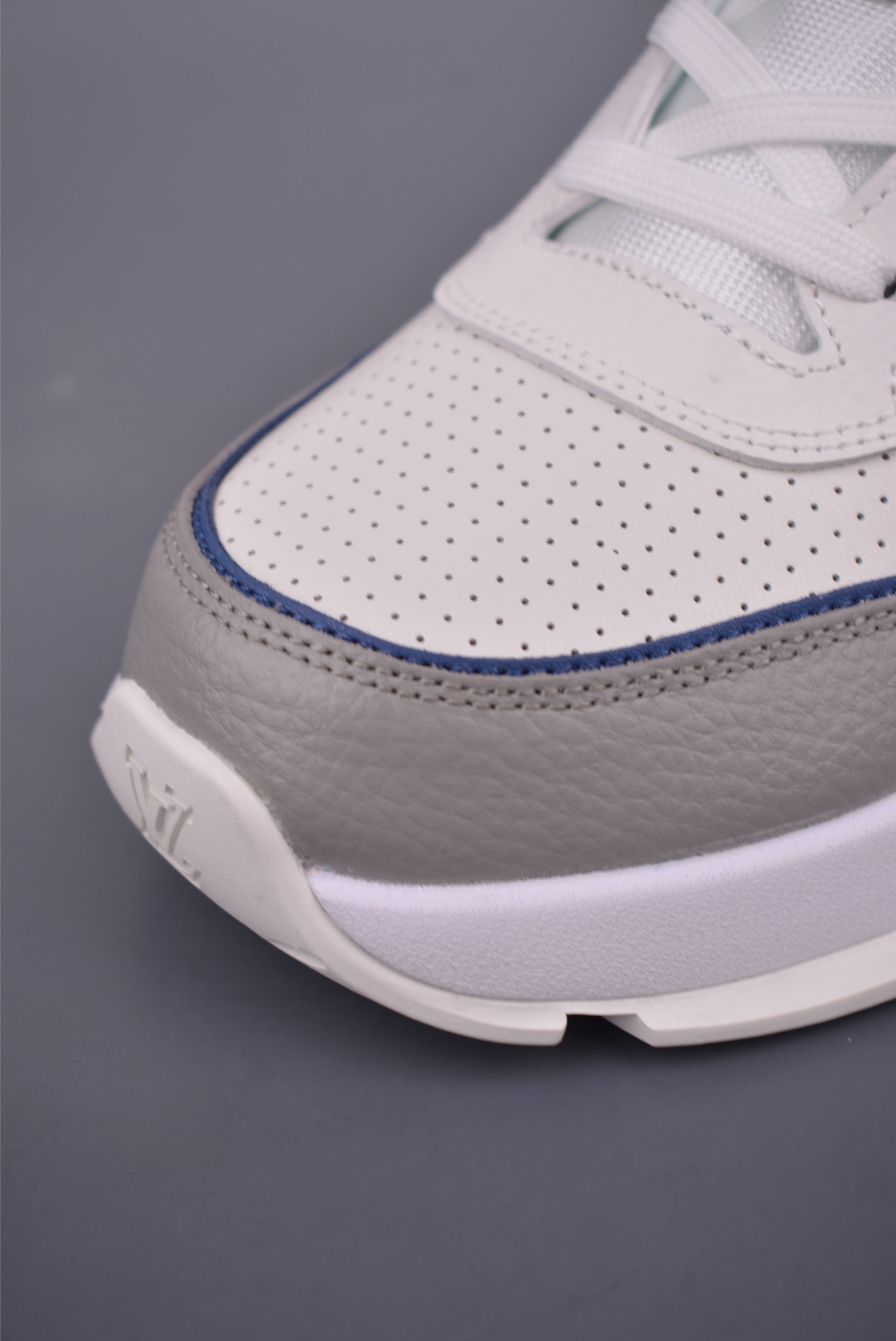 Louis Vuitton Trainer Sneaker Low White Leather Casual Shoes - Stylish & Comfy 7 i1750460392409 504 0 5