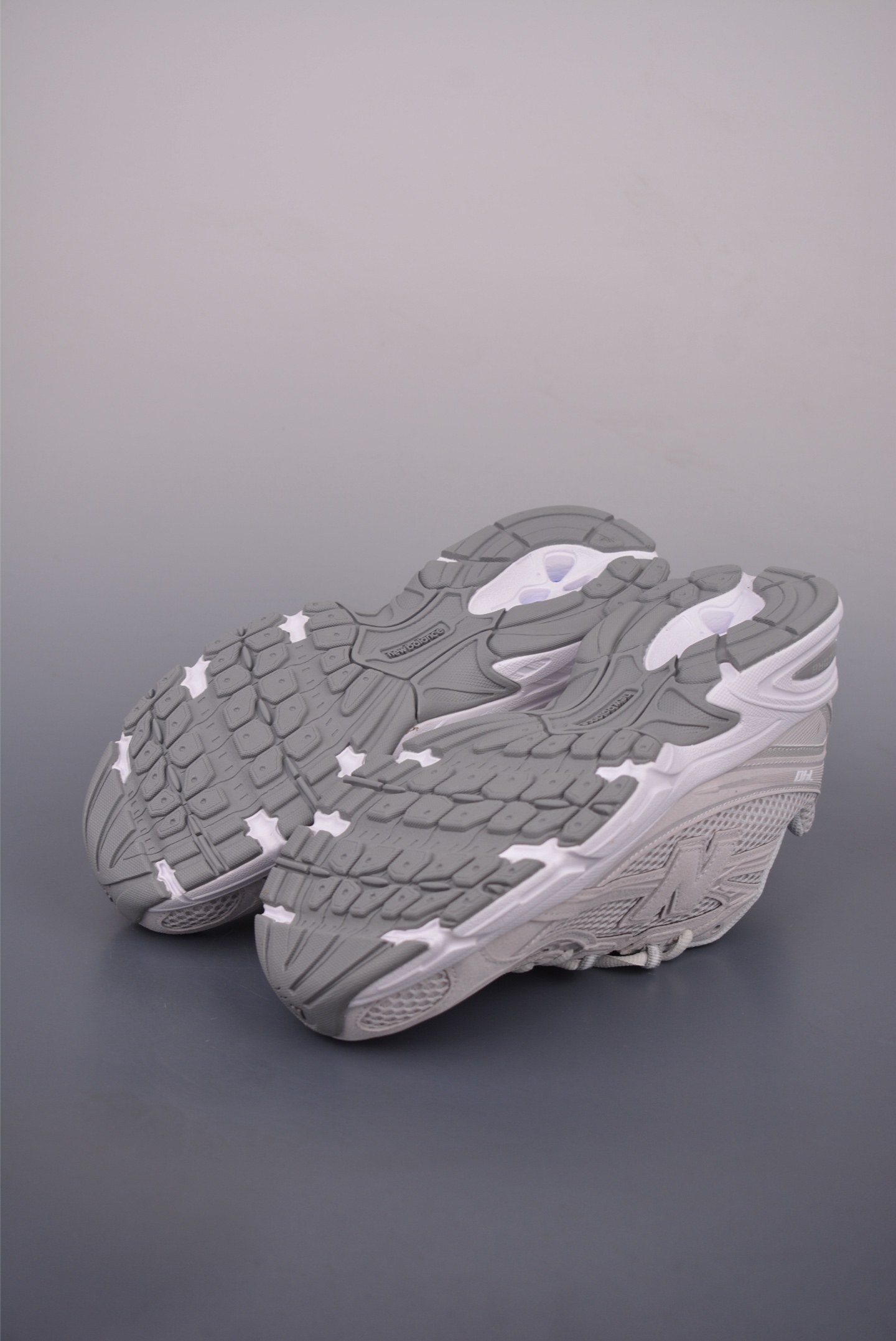 New Balance 740 Retro Running Shoes - Comfortable and Stylish Sneakers 4 i1750535942111 4589 0 2