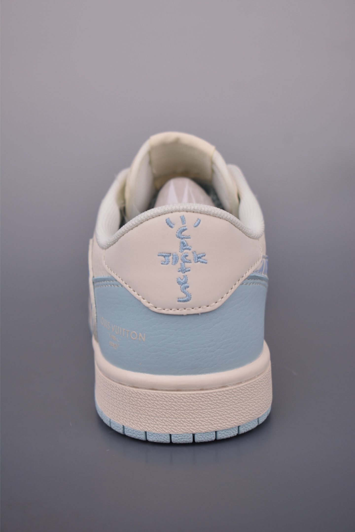 Fragment x Travis Scott x LV Air Jordan 1 Low 三方联名倒钩 全新的三方联名低帮倒钩鞋 XS7089-613-莆田鞋,莆田鞋货源,高仿鞋,高仿鞋货源,安福档口,莆田高仿鞋,莆田鞋批发,高仿鞋批发,莆田高仿运动鞋,高仿运动鞋,莆田运动鞋 Fragment x Travis Scott x LV Air Jordan 1 Low 三方联名倒钩 全新的三方联名低帮倒钩鞋 XS7089-613