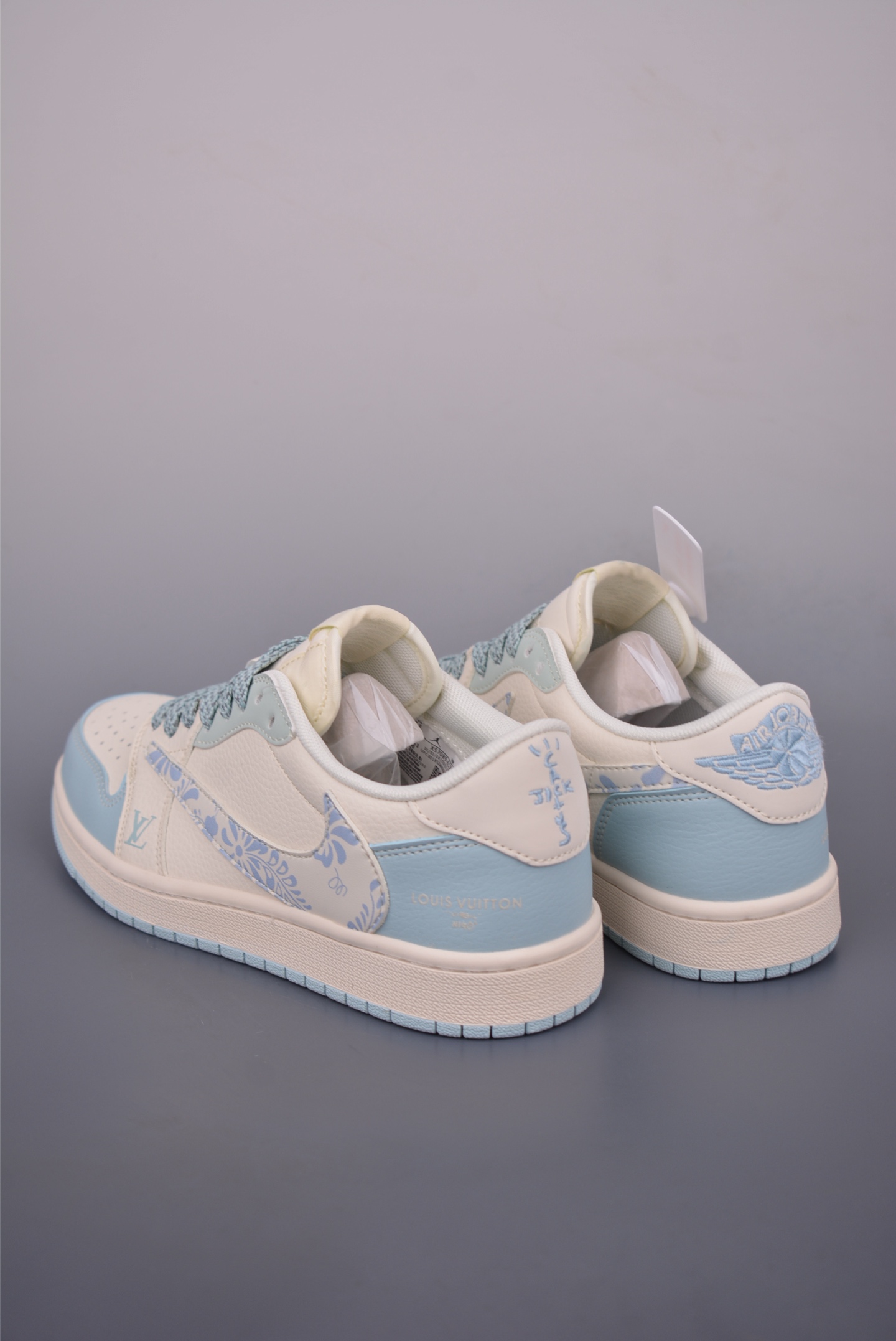 Fragment x Travis Scott x LV Air Jordan 1 Low 三方联名倒钩 全新的三方联名低帮倒钩鞋 XS7089-613-莆田鞋,莆田鞋货源,高仿鞋,高仿鞋货源,安福档口,莆田高仿鞋,莆田鞋批发,高仿鞋批发,莆田高仿运动鞋,高仿运动鞋,莆田运动鞋 Fragment x Travis Scott x LV Air Jordan 1 Low 三方联名倒钩 全新的三方联名低帮倒钩鞋 XS7089-613