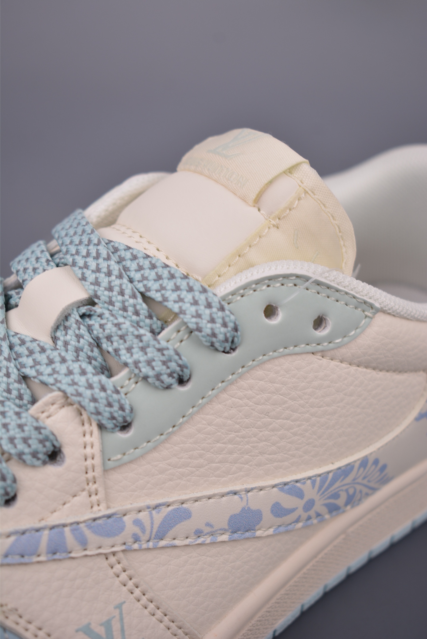 Fragment x Travis Scott x LV Air Jordan 1 Low 三方联名倒钩 全新的三方联名低帮倒钩鞋 XS7089-613-莆田鞋,莆田鞋货源,高仿鞋,高仿鞋货源,安福档口,莆田高仿鞋,莆田鞋批发,高仿鞋批发,莆田高仿运动鞋,高仿运动鞋,莆田运动鞋 Fragment x Travis Scott x LV Air Jordan 1 Low 三方联名倒钩 全新的三方联名低帮倒钩鞋 XS7089-613