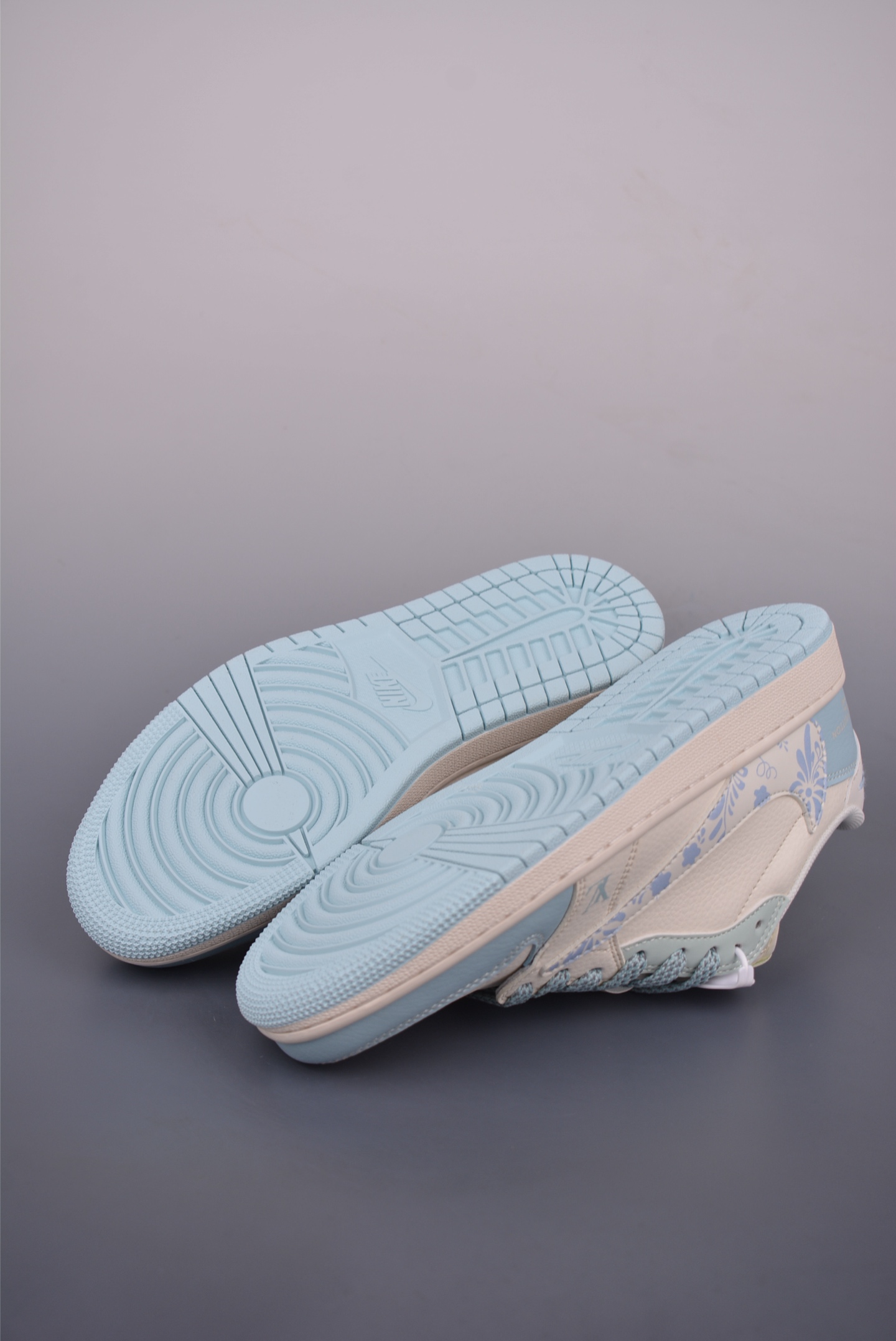 Fragment x Travis Scott x LV Air Jordan 1 Low 三方联名倒钩 全新的三方联名低帮倒钩鞋 XS7089-613-莆田鞋,莆田鞋货源,高仿鞋,高仿鞋货源,安福档口,莆田高仿鞋,莆田鞋批发,高仿鞋批发,莆田高仿运动鞋,高仿运动鞋,莆田运动鞋 Fragment x Travis Scott x LV Air Jordan 1 Low 三方联名倒钩 全新的三方联名低帮倒钩鞋 XS7089-613