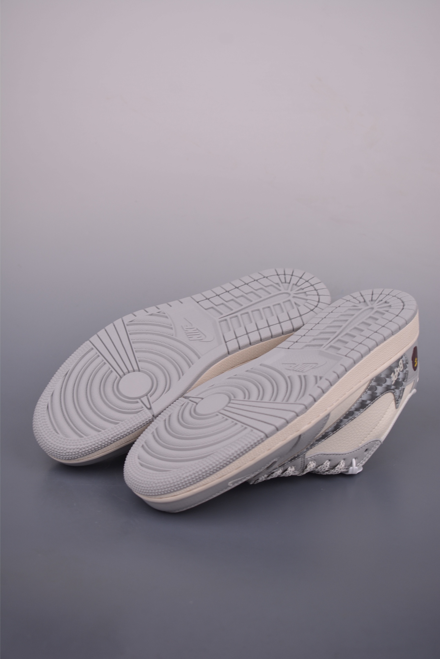 260 Fragment x Travis Scott x 猿人头 Air Jordan 1 Low 三方联名倒钩 HS8068-021