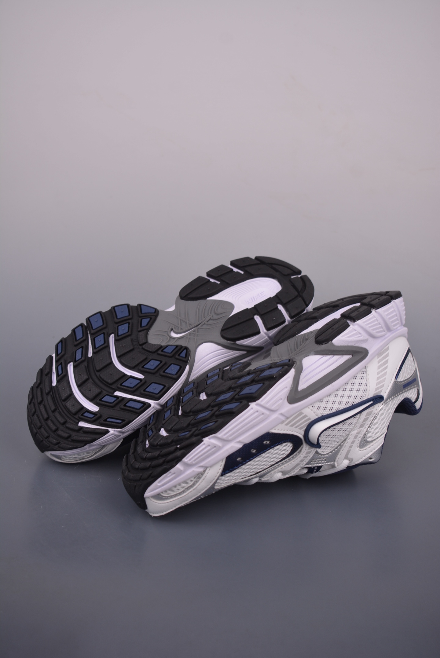 Nike V5 RNR Running Shoes, Low-Top, Comfortable, Versatile, and Anti-Slip 3 i1750883537350 2009 0 2