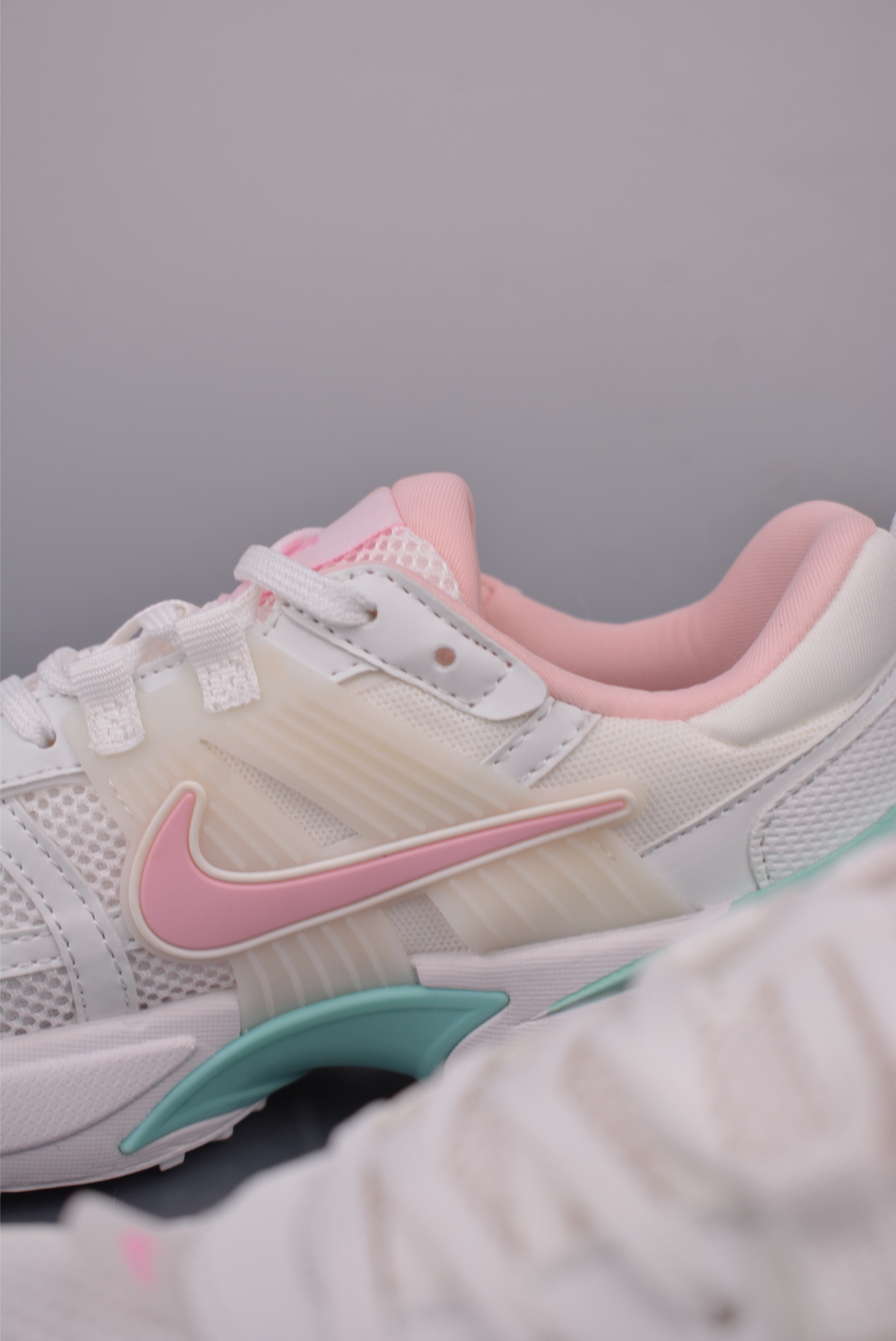 Nike V2K Runtekk Retro Low-Top Running Shoes - Shock Absorption & Lightweight 9 i1750969460045 6796 0 7