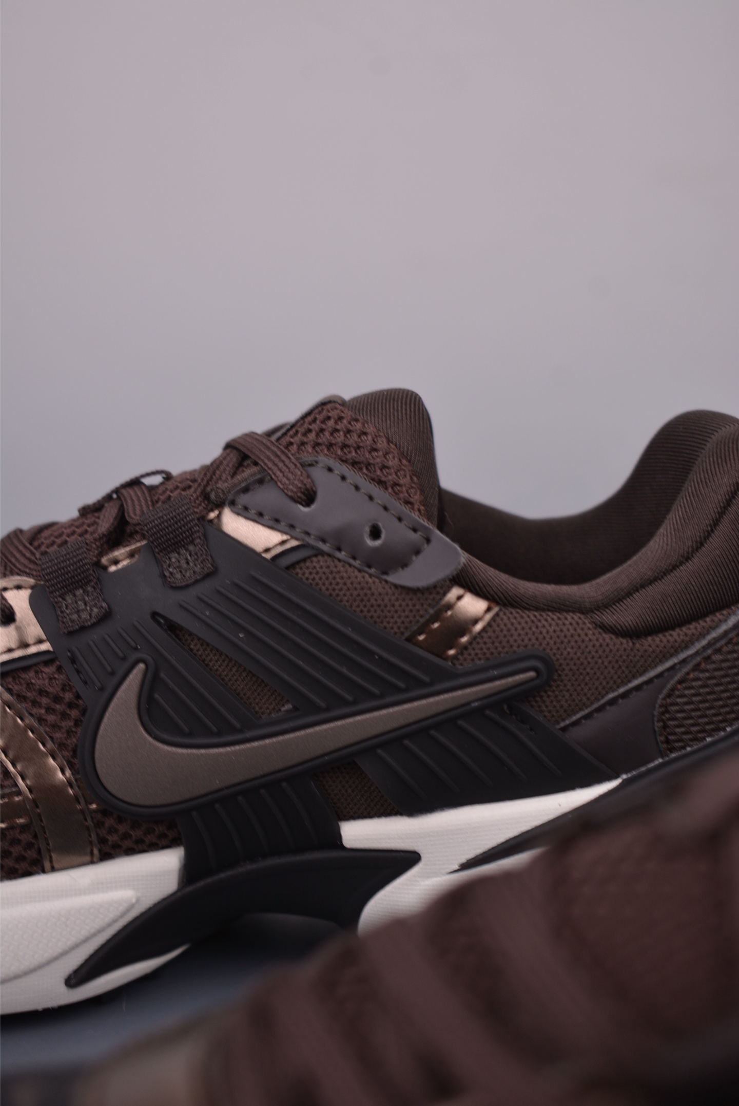 Nike V2K Runtekk Low-Top Running Shoes - Cushioned, Breathable, and Anti-Slip 8 i1750969543285 1661 0 7