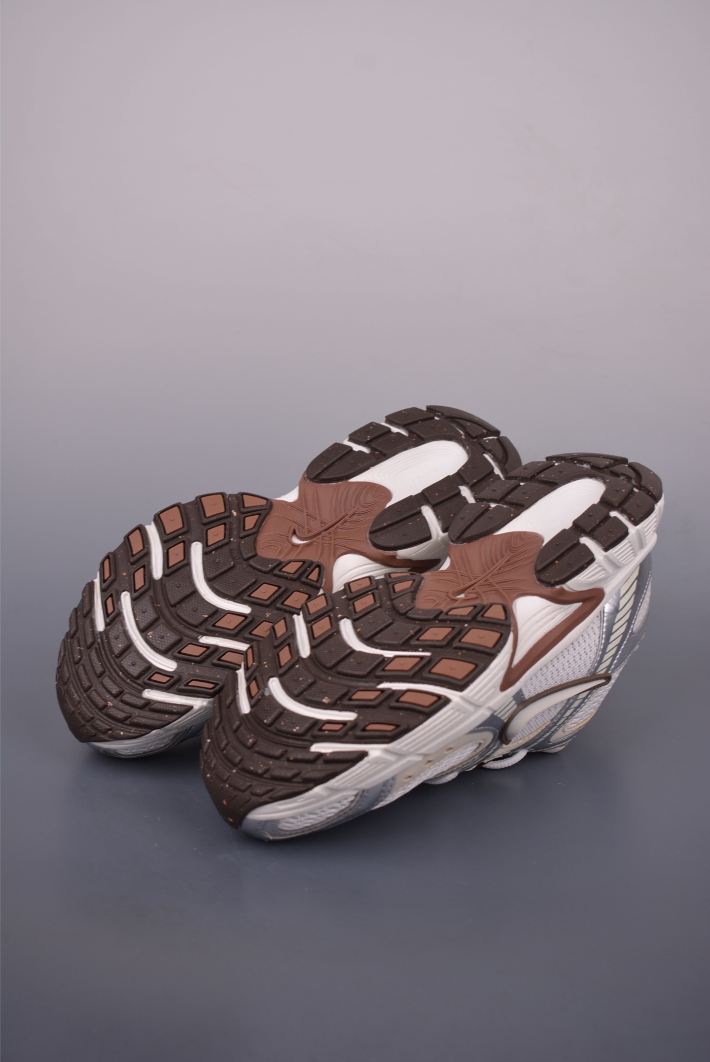 Nike V5 RNR Low-Top Running Shoes - Comfortable and Stylish for Daily Wear 3 i1750971557797 2907 0 2