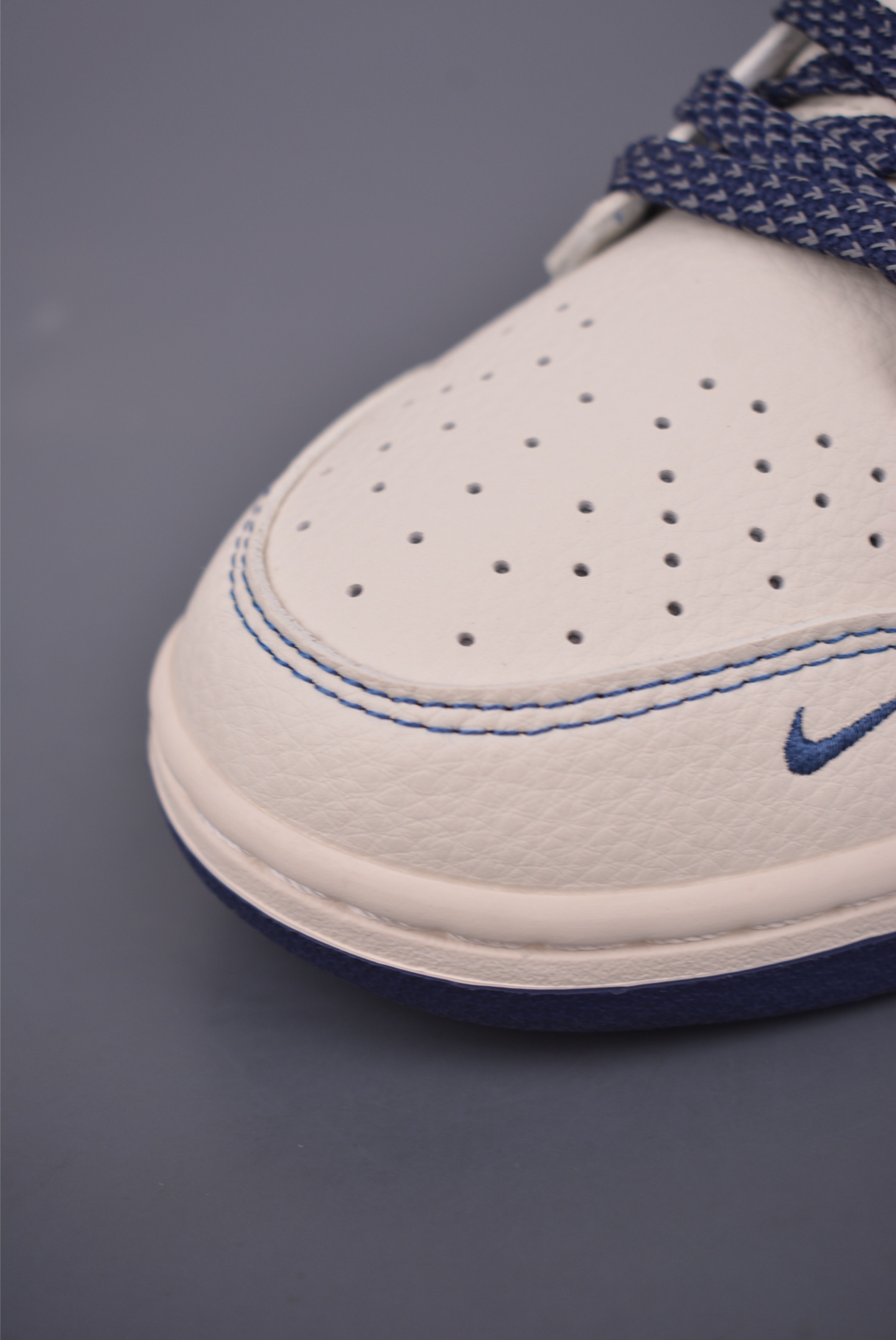 Nike SB Dunk Low Supreme Collab: Premium Comfort and Style 6 i1750971940453 7621 0 5