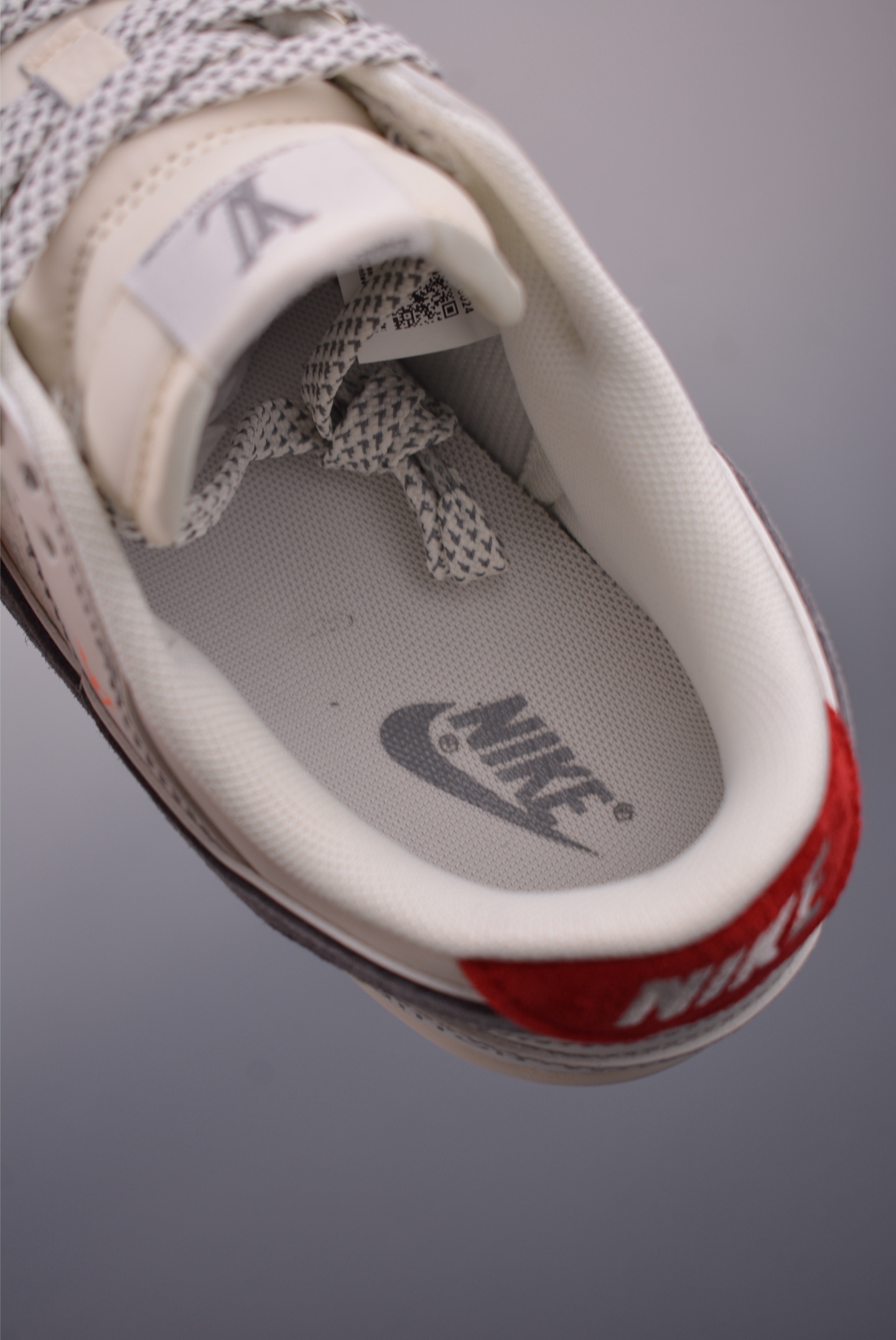 Nike SB Dunk Low Louis Vuitton Collab Premium Leather Sneakers 9 i1750972062144 3579 0 8