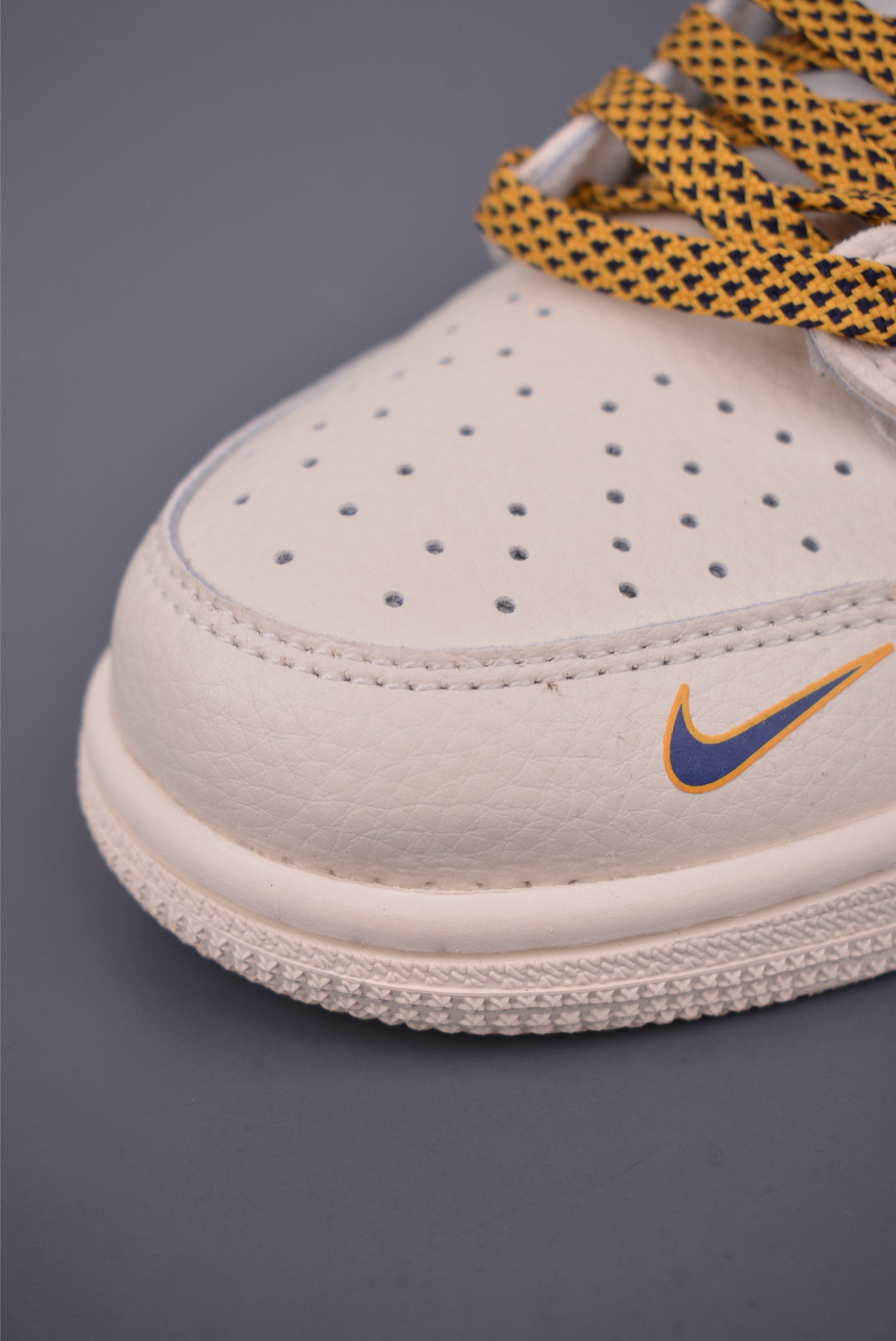 Nike Air Jordan 1 Low Lakers, Off White/Navy/Yellow, Men's Shoes 7 i1750972204332 1308 0 5