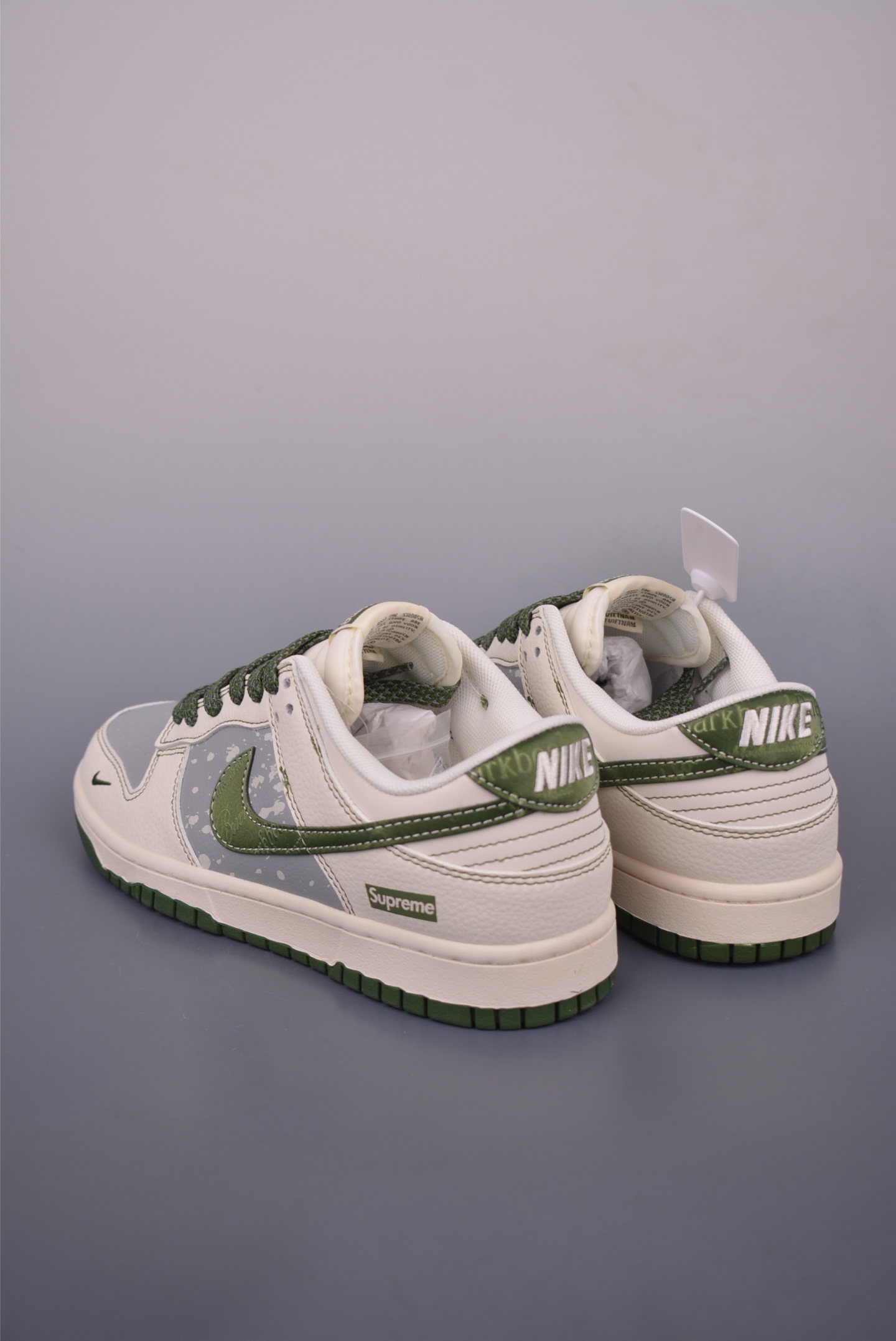 Nike SB Dunk Low Supreme Collab Premium Sneakers - Original Leather 2 i1751060660970 5201 0 1