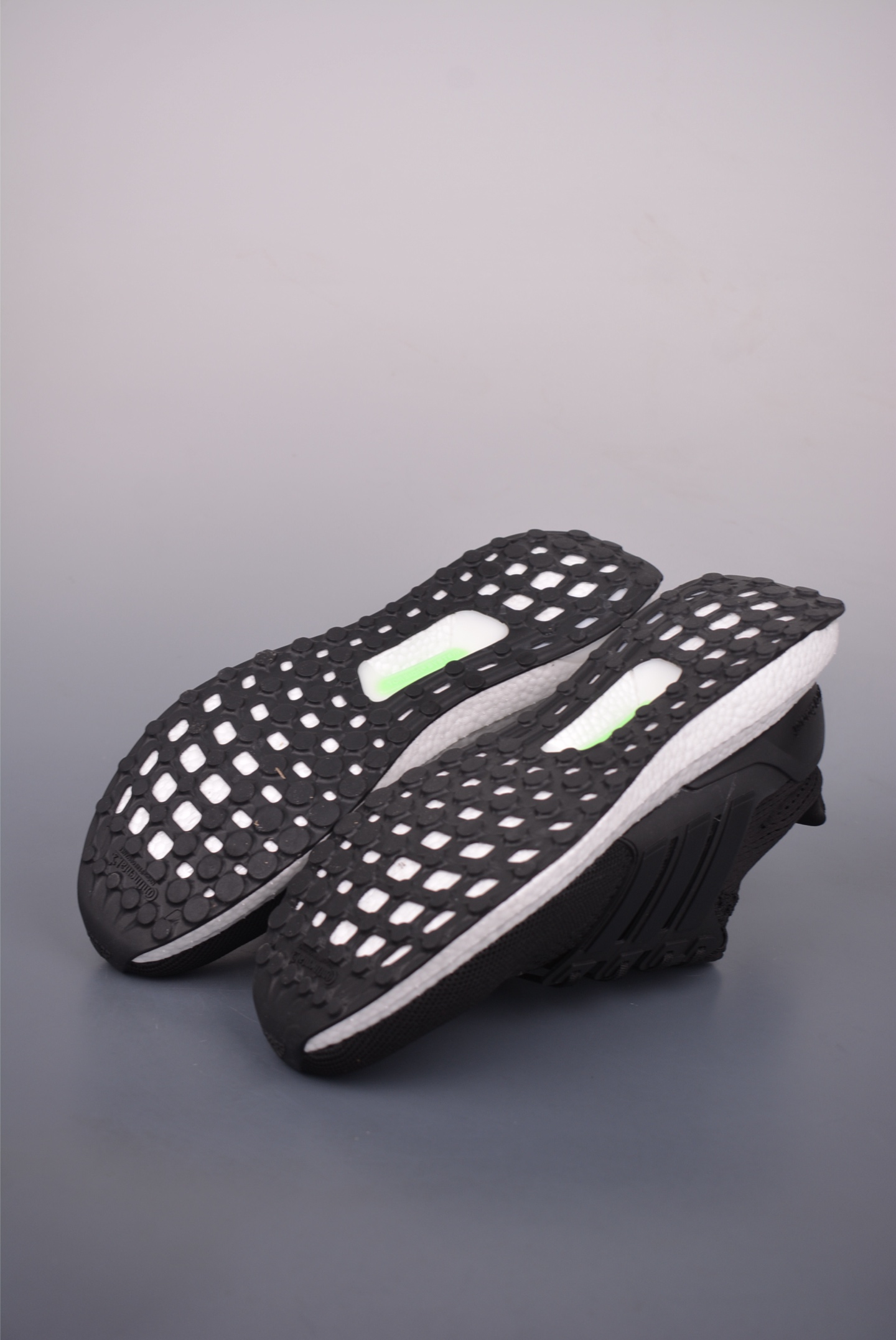 Adidas Ultraboost 1.0: Full-Length BOOST Cushioning, Reflective Details 4 i1751234837500 274 0 2