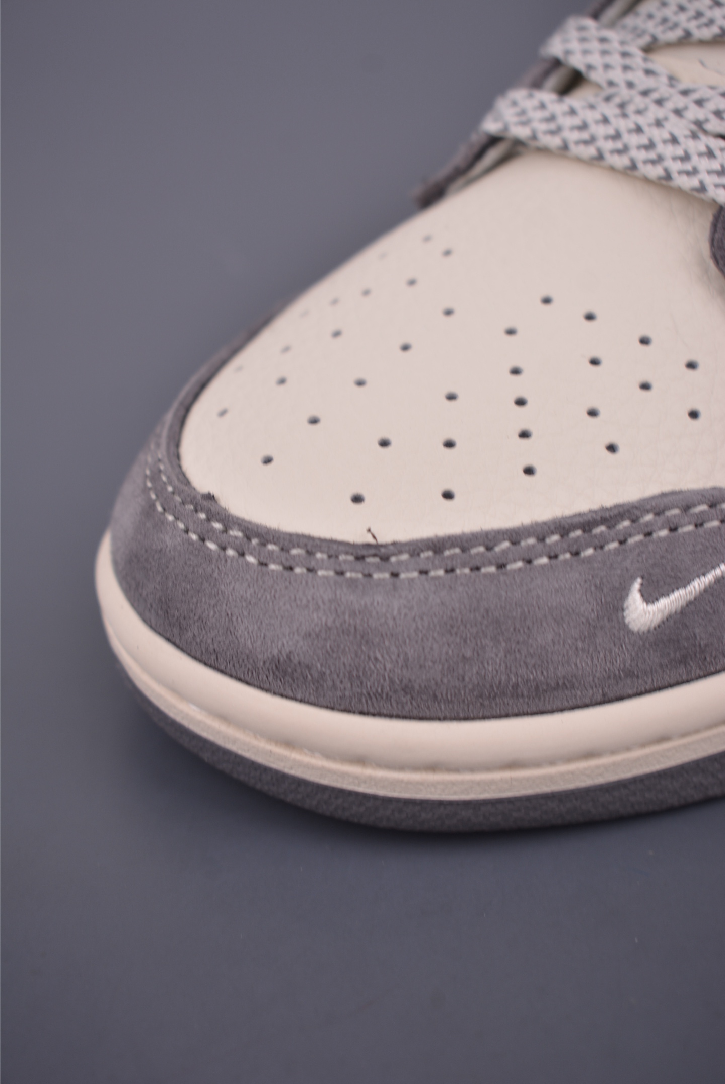 Nike SB Dunk Low Louis Vuitton Collaboration Premium Leather Sneakers 6 i1751324199493 3696 0 5