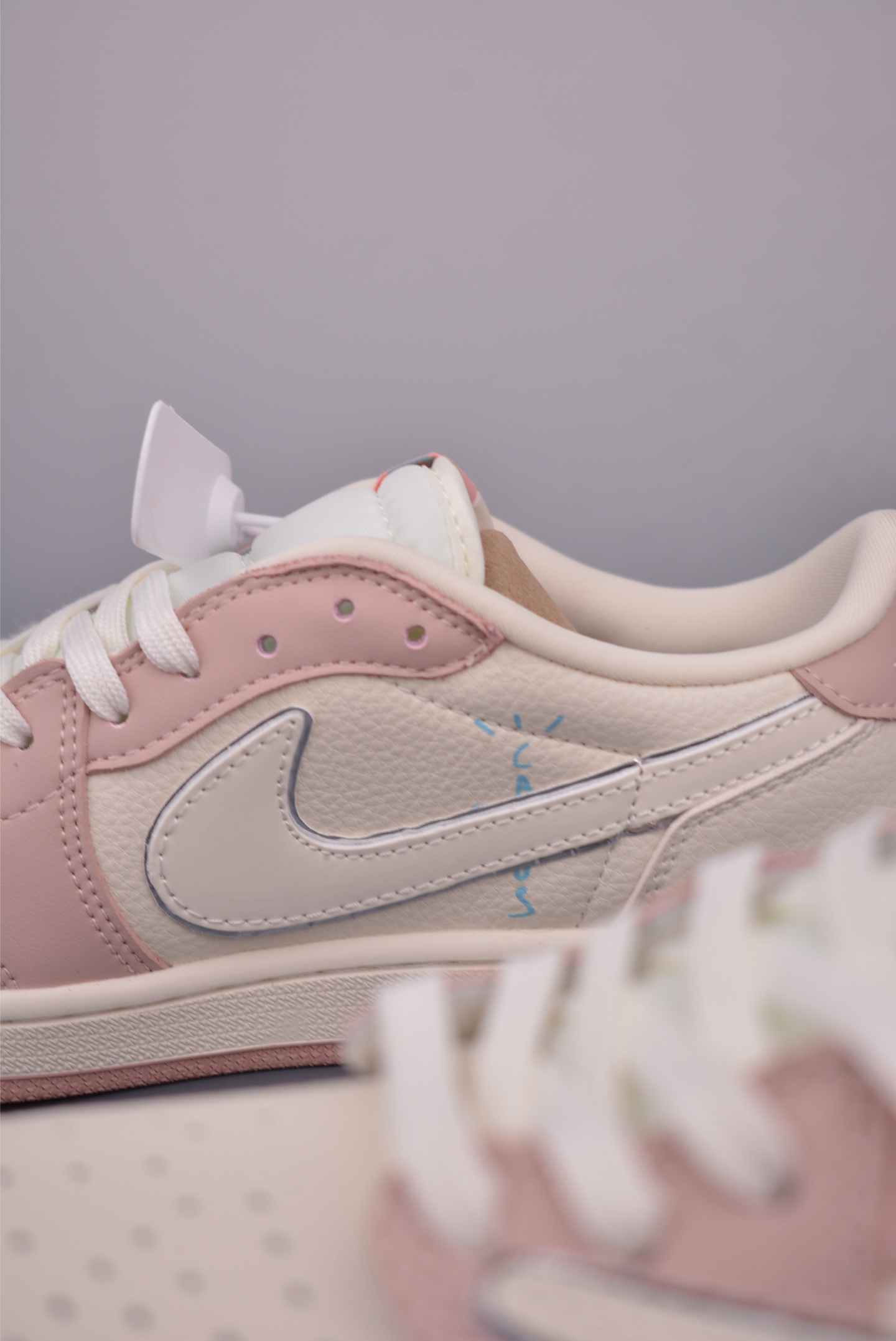 260 Fragment x Travis Scott x LUBUBU Air Jordan 1 Low 三方联名倒钩 XB1979-011-Chinese UA Cheap High Quatity Brand Clothes Bags handbags Sneakers wholesale wholesaler seller from China Factory suppliers Fashion Clothing Shoes best Quality Beautiful Price 260 Fragment x Travis Scott x LUBUBU Air Jordan 1 Low 三方联名倒钩 XB1979-011