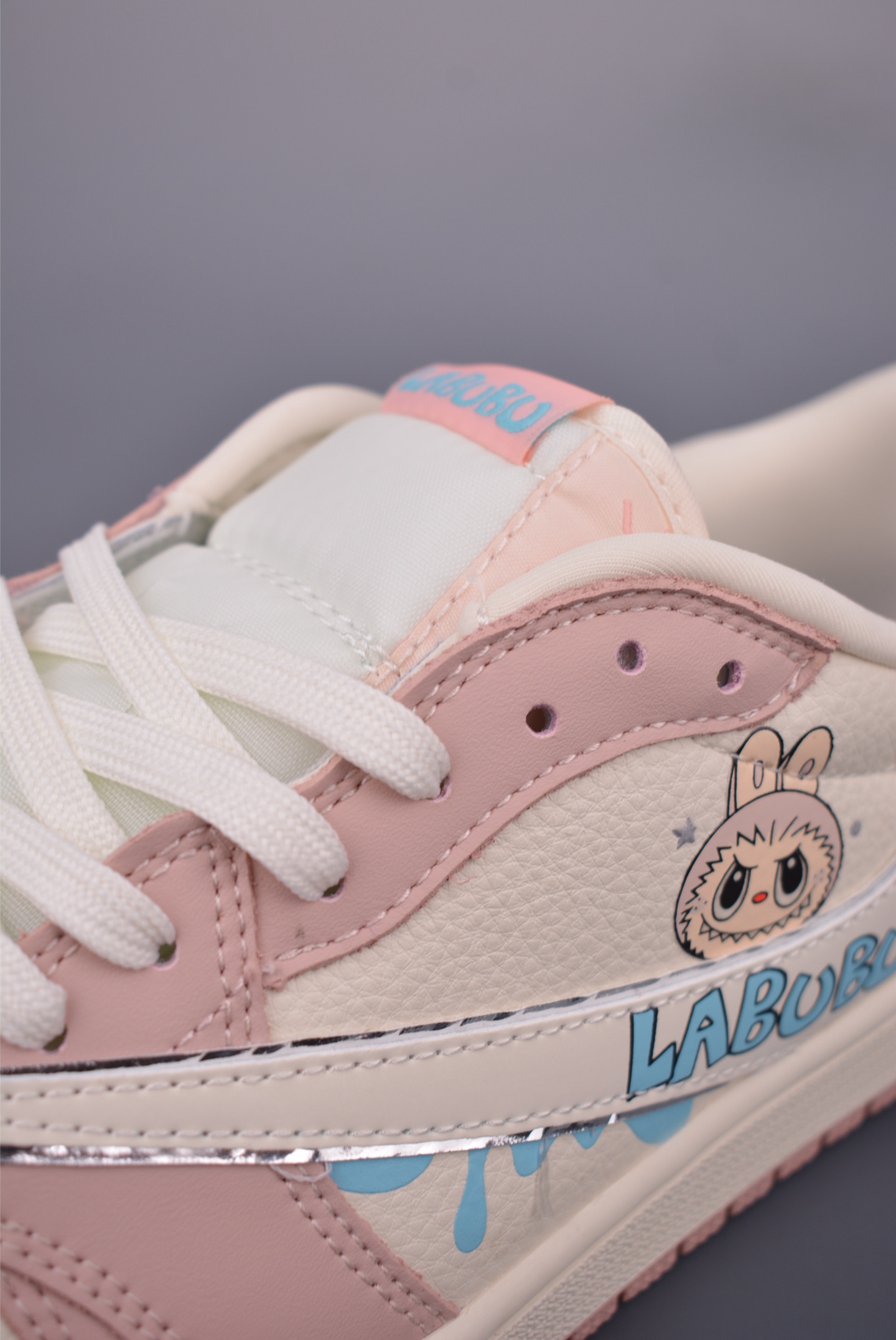 260 Fragment x Travis Scott x LUBUBU Air Jordan 1 Low 三方联名倒钩 XB1979-011-Chinese UA Cheap High Quatity Brand Clothes Bags handbags Sneakers wholesale wholesaler seller from China Factory suppliers Fashion Clothing Shoes best Quality Beautiful Price 260 Fragment x Travis Scott x LUBUBU Air Jordan 1 Low 三方联名倒钩 XB1979-011