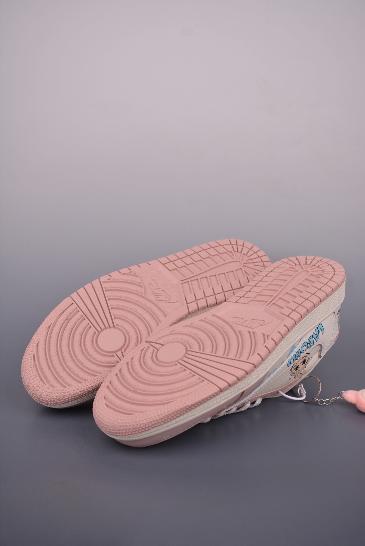 260 Fragment x Travis Scott x LUBUBU Air Jordan 1 Low 三方联名倒钩 XB1979-011-Chinese UA Cheap High Quatity Brand Clothes Bags handbags Sneakers wholesale wholesaler seller from China Factory suppliers Fashion Clothing Shoes best Quality Beautiful Price 260 Fragment x Travis Scott x LUBUBU Air Jordan 1 Low 三方联名倒钩 XB1979-011