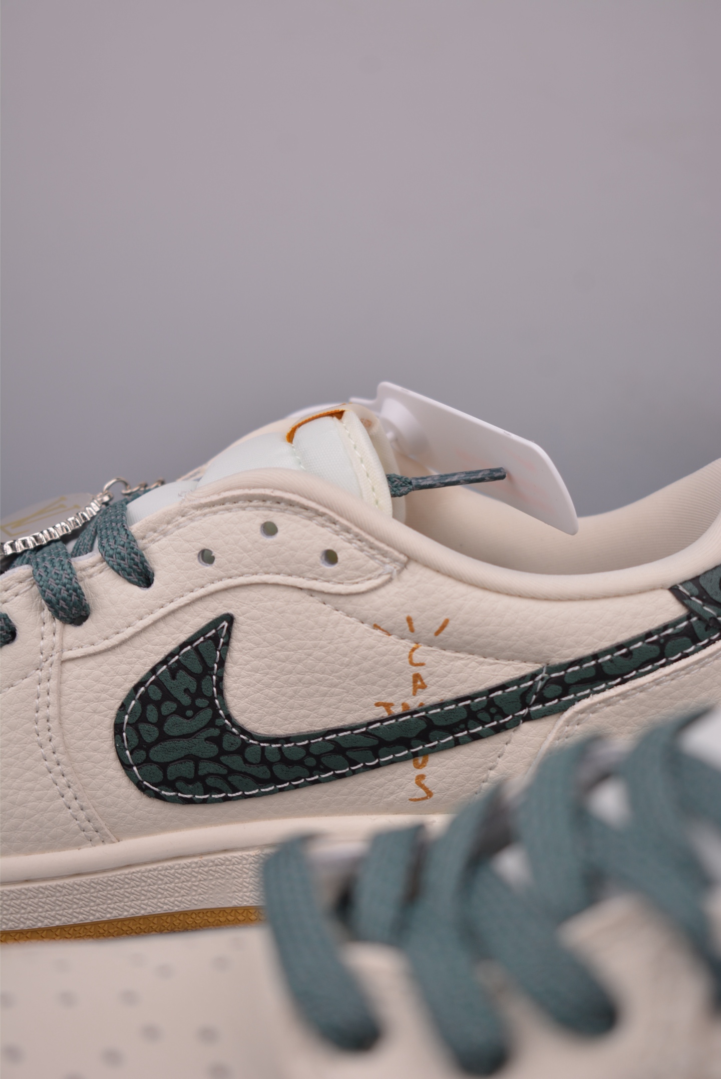 Louis Vuitton x Travis Scott Air Jordan 1 Low Collab Sneakers 9 i1751584001118 5235 0 7