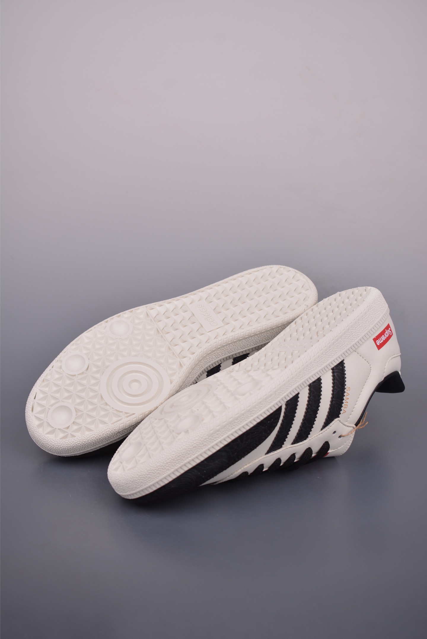 Adidas Samba OG DIY Sneakers - Retro Style with Supreme Collaboration 4 i1751584241193 8834 0 2
