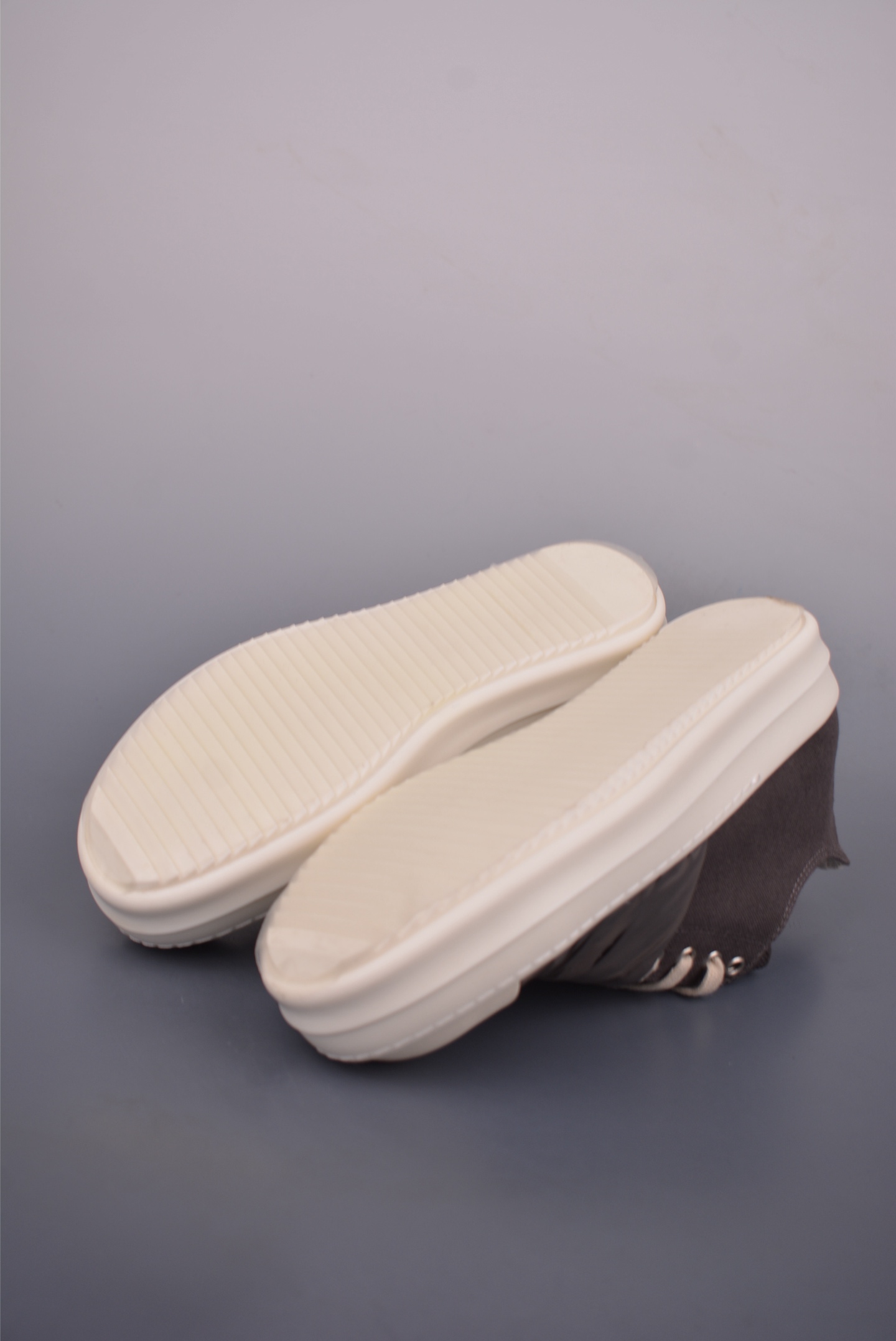 550 Rick Owens RO Mega 瑞克·欧文斯 DRKSHDW 深灰帆布 侵权三角 RU01E3814-Chinese UA Cheap High Quatity Brand Clothes Bags handbags Sneakers wholesale wholesaler seller from China Factory suppliers Fashion Clothing Shoes best Quality Beautiful Price 550 Rick Owens RO Mega 瑞克·欧文斯 DRKSHDW 深灰帆布 侵权三角 RU01E3814